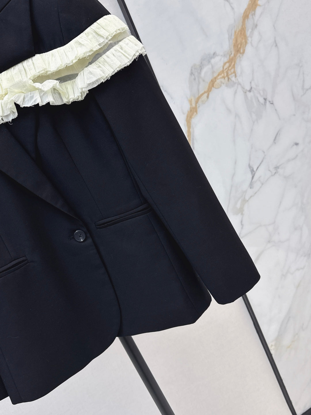 Queen 25fw ruffle blazer
