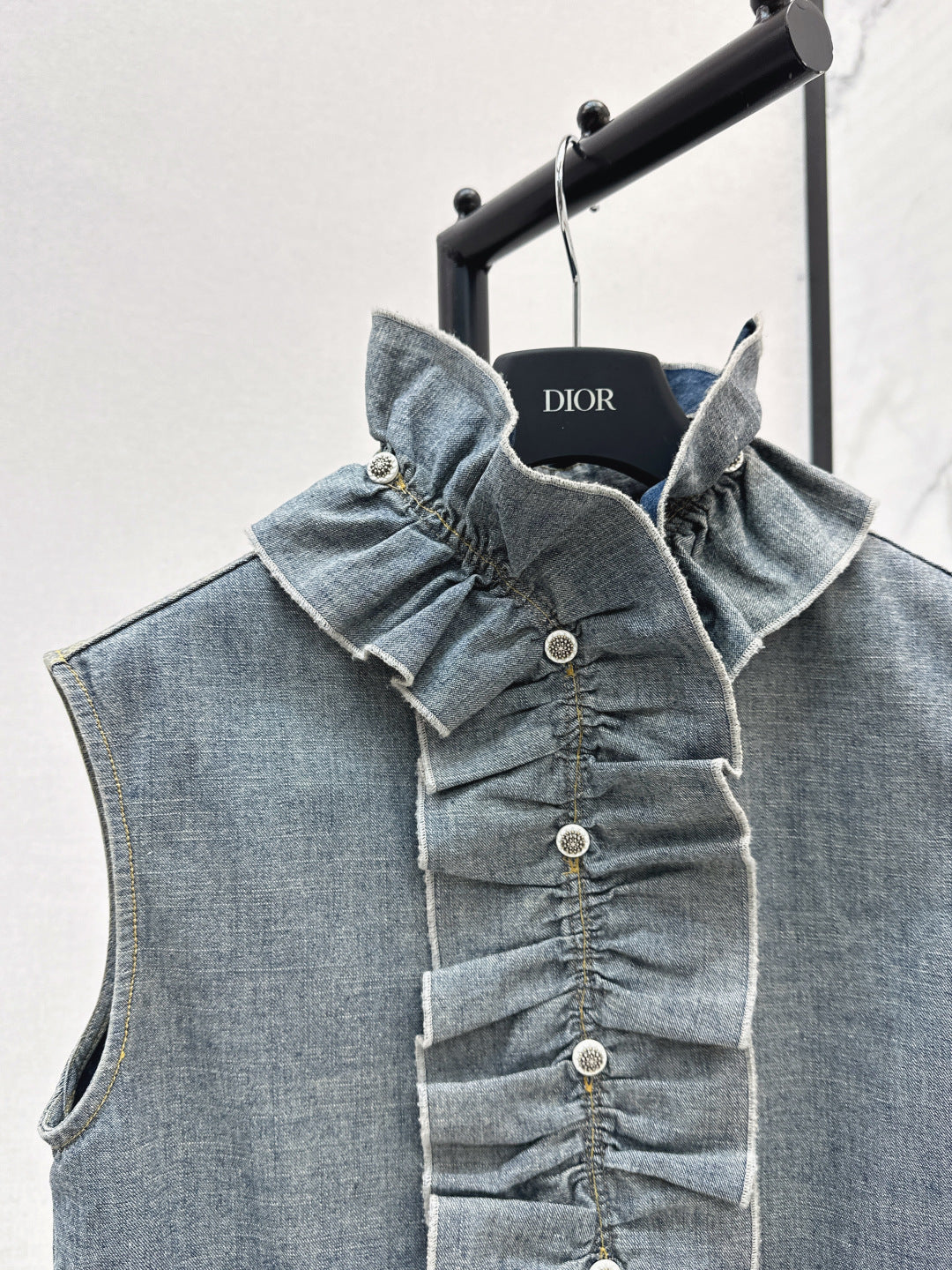 CD 25fw ruffle vest