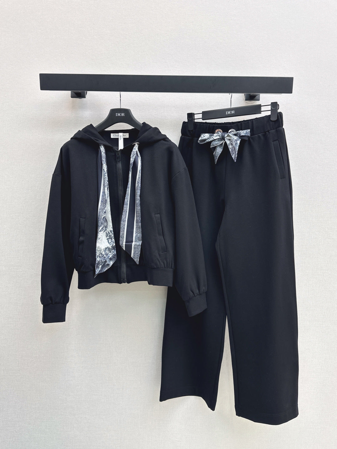 CD 25fw scarf suit