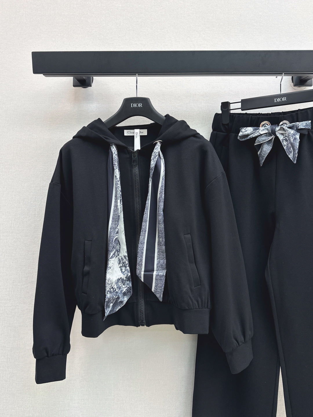CD 25fw scarf suit