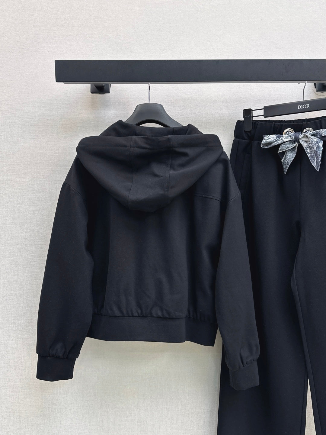 CD 25fw scarf suit