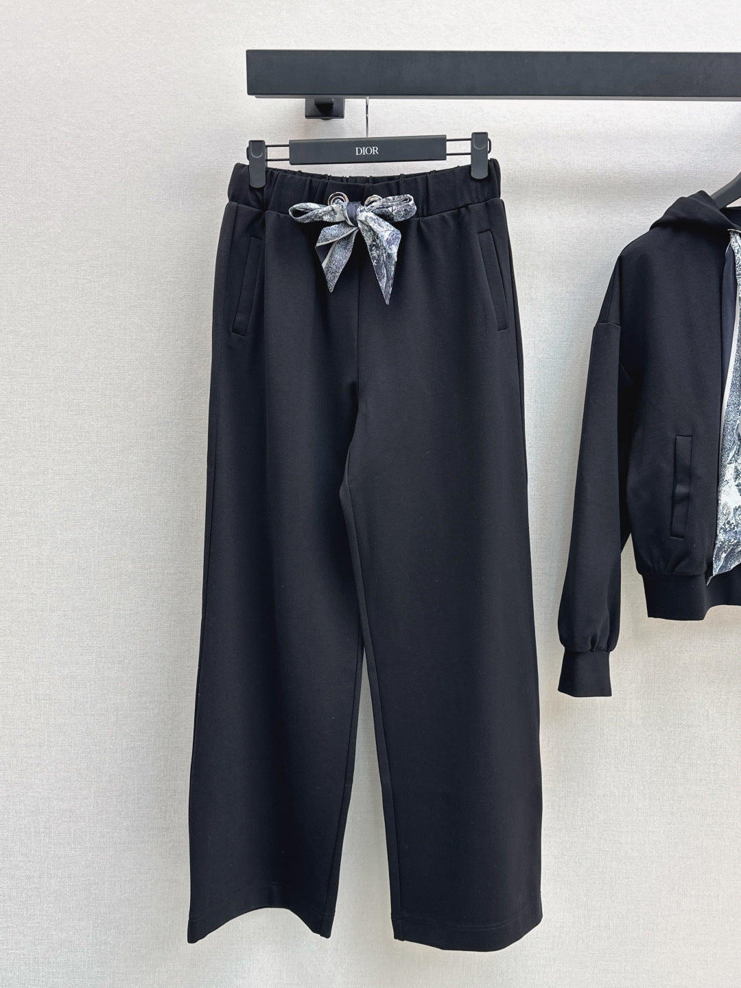 CD 25fw scarf suit