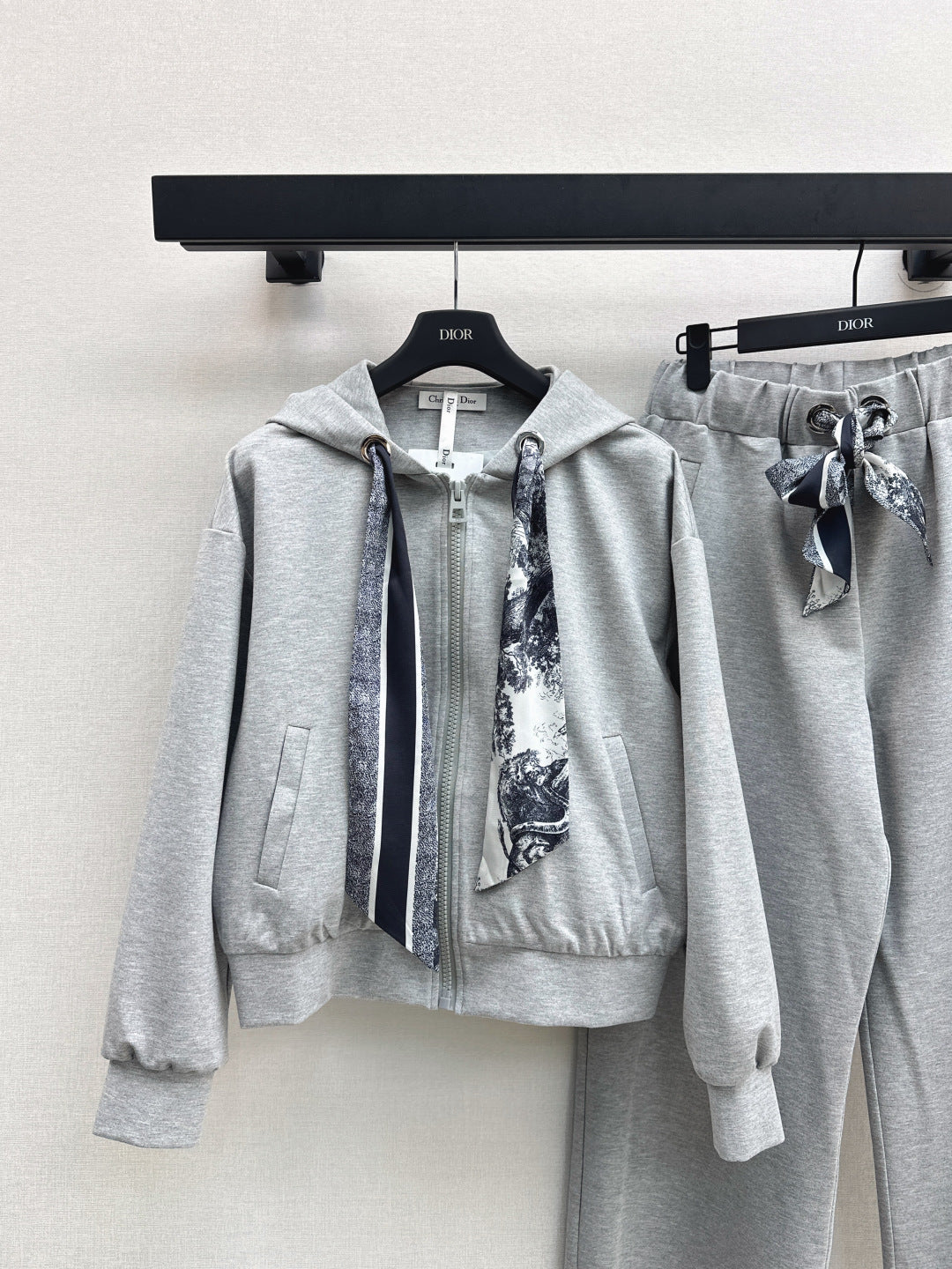CD 25fw scarf suit