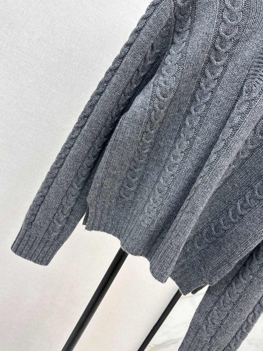 Loe 25fw cashmere sweater
