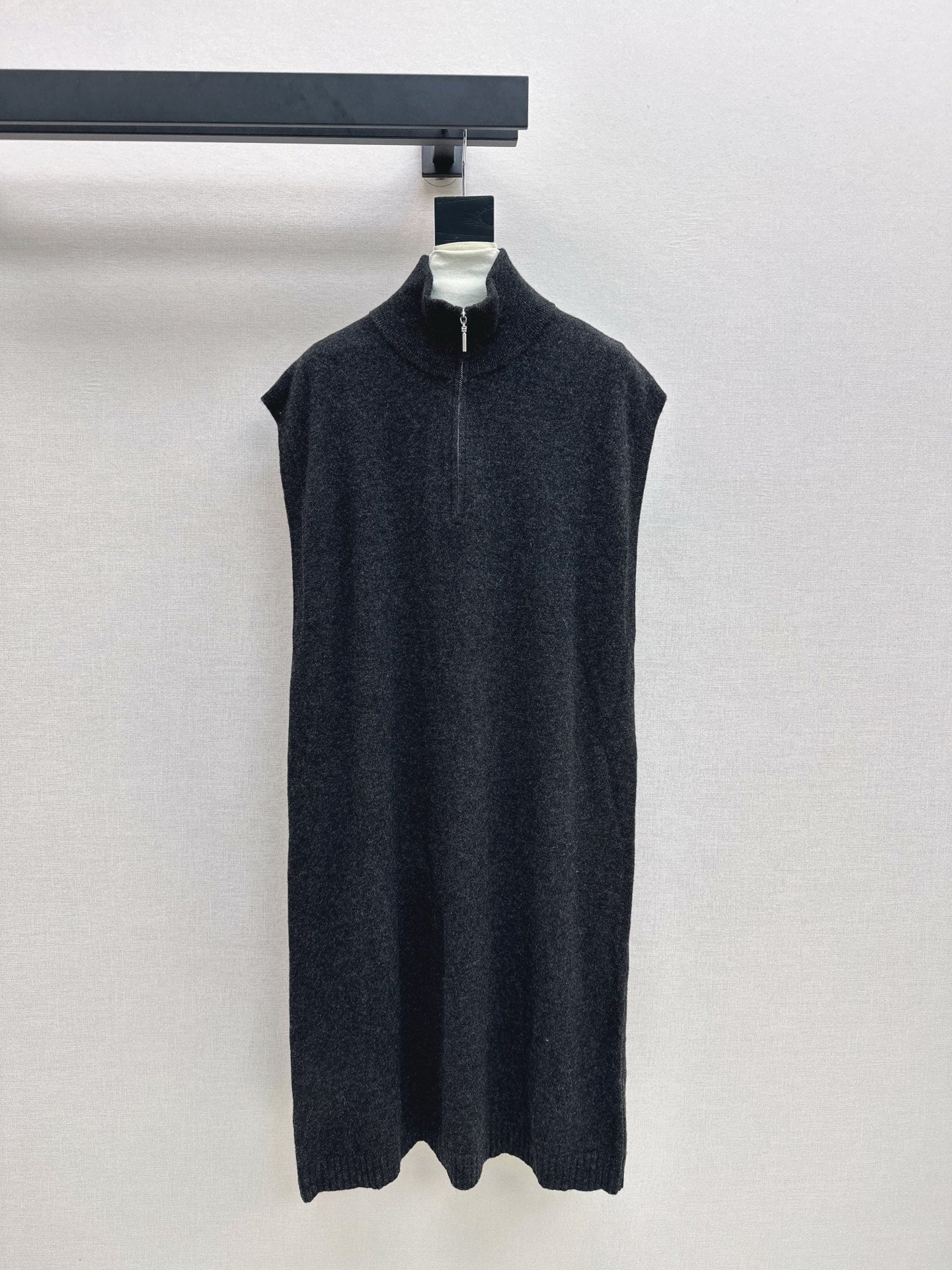 Herm 25fw sleeveless dress