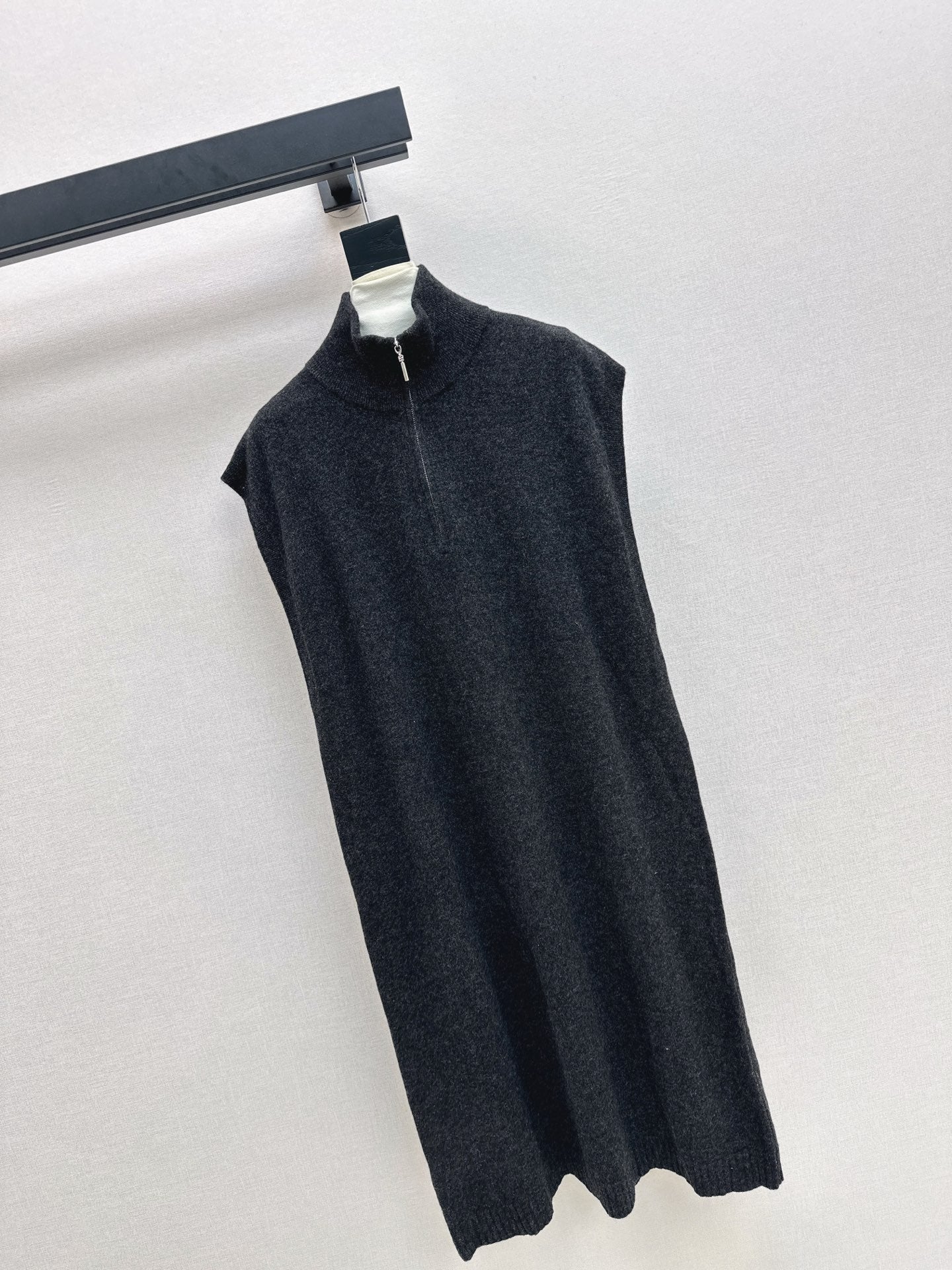 Herm 25fw sleeveless dress