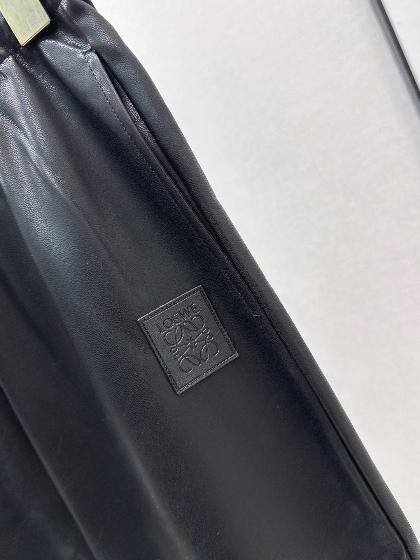 Loe 25fw pu pants