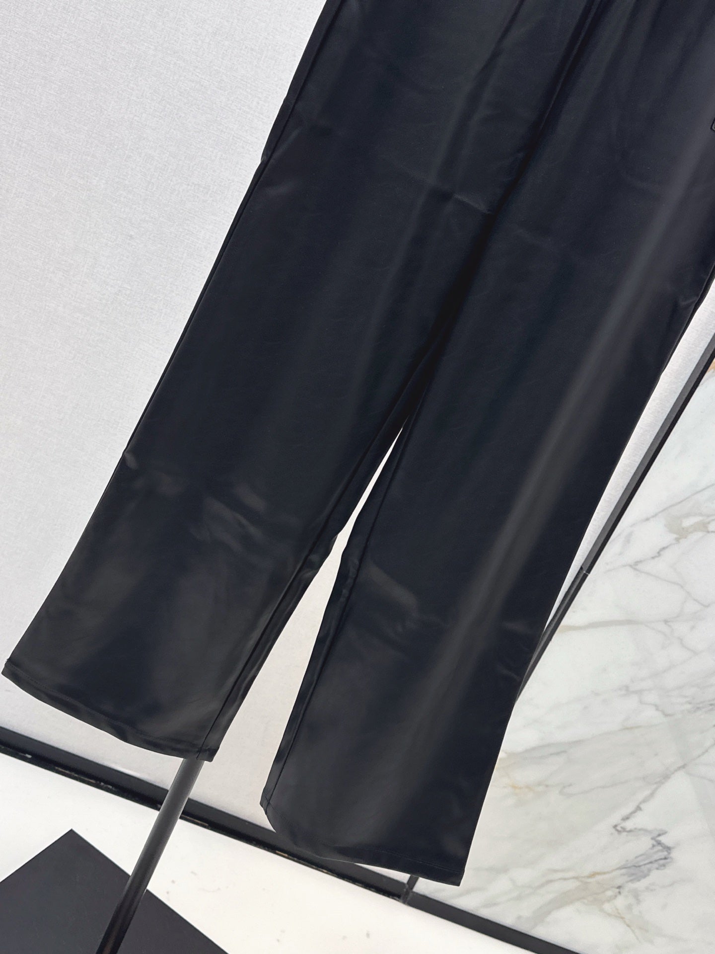 Loe 25fw pu pants