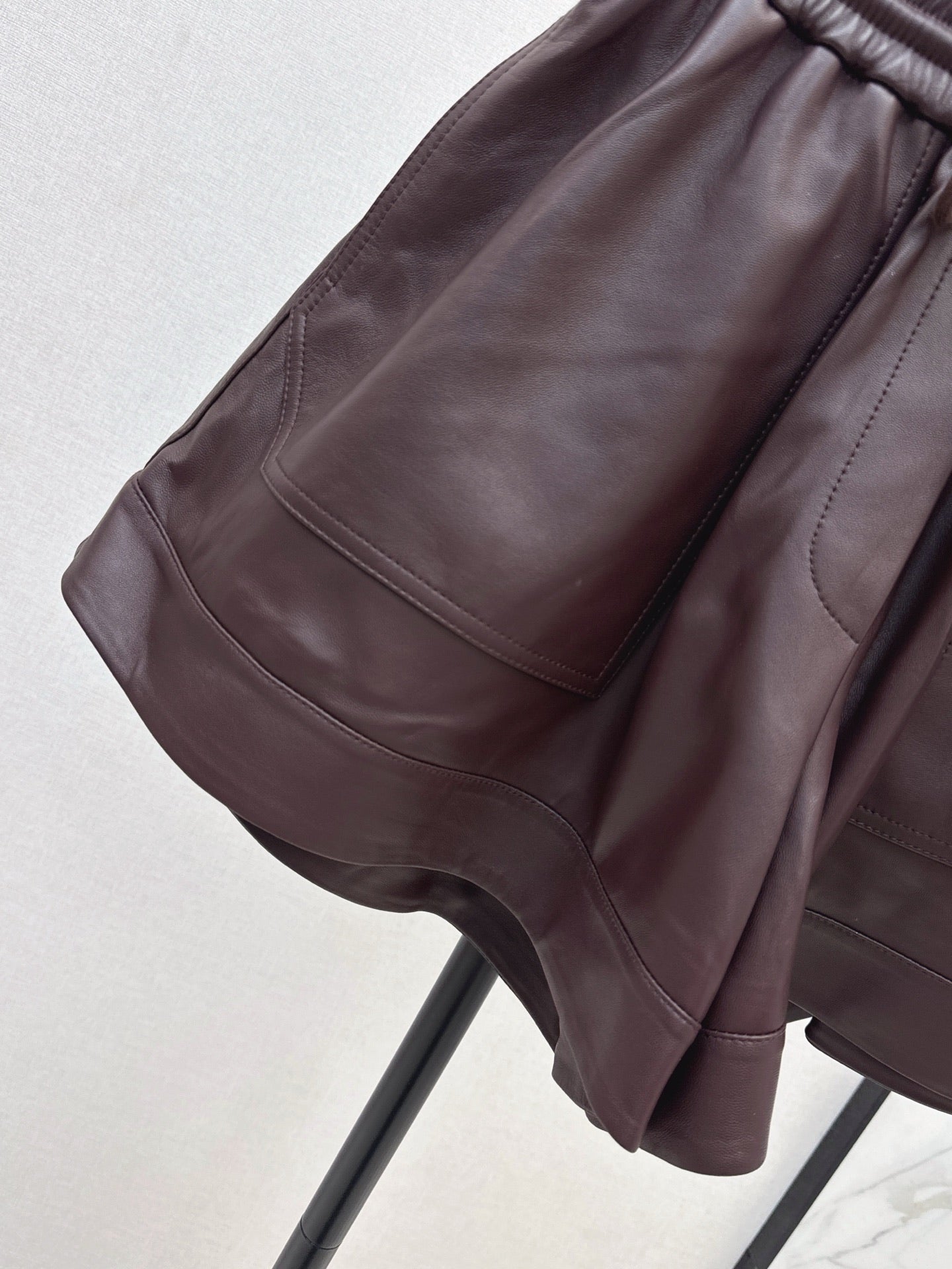 Loe 25fw leather short