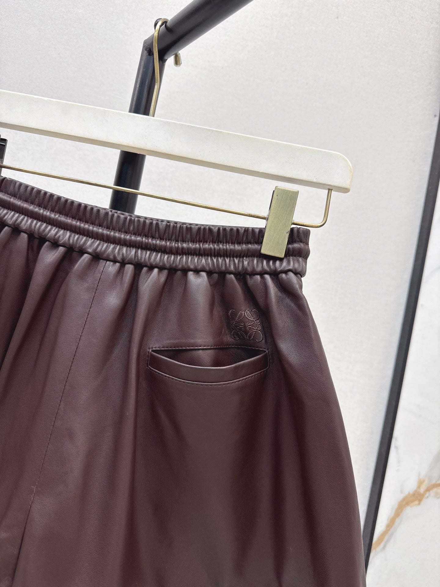 Loe 25fw leather short