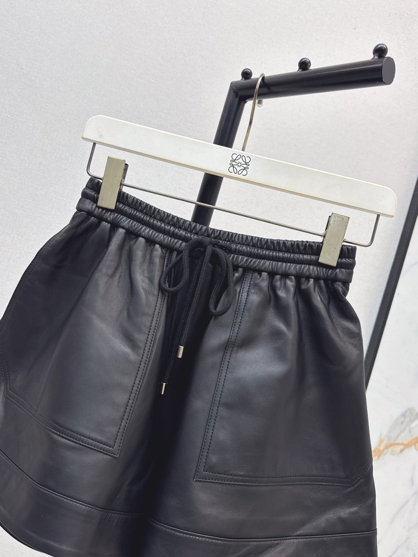 Loe 25fw leather short