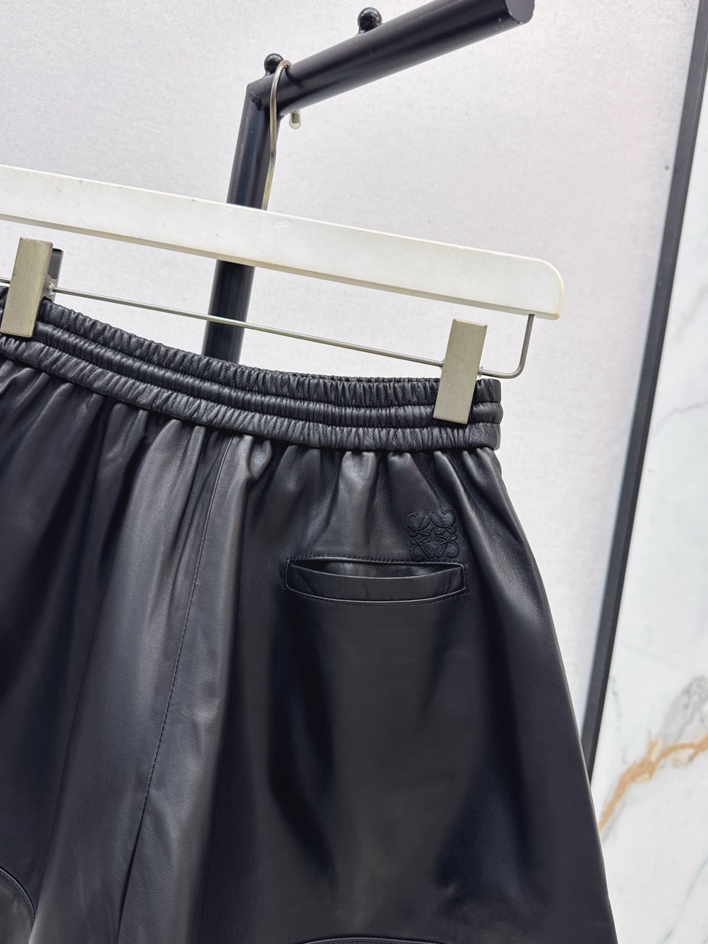 Loe 25fw leather short