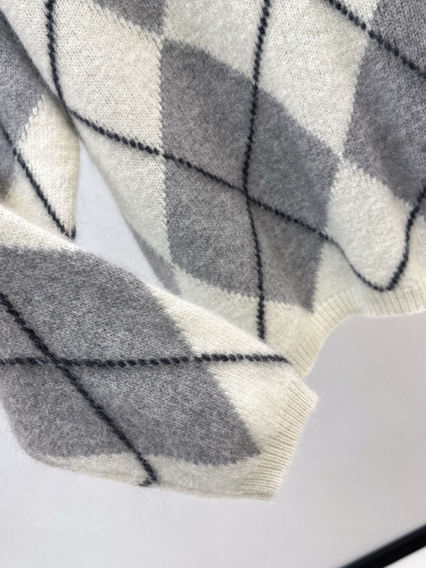 Loro 25fw plaid sweater
