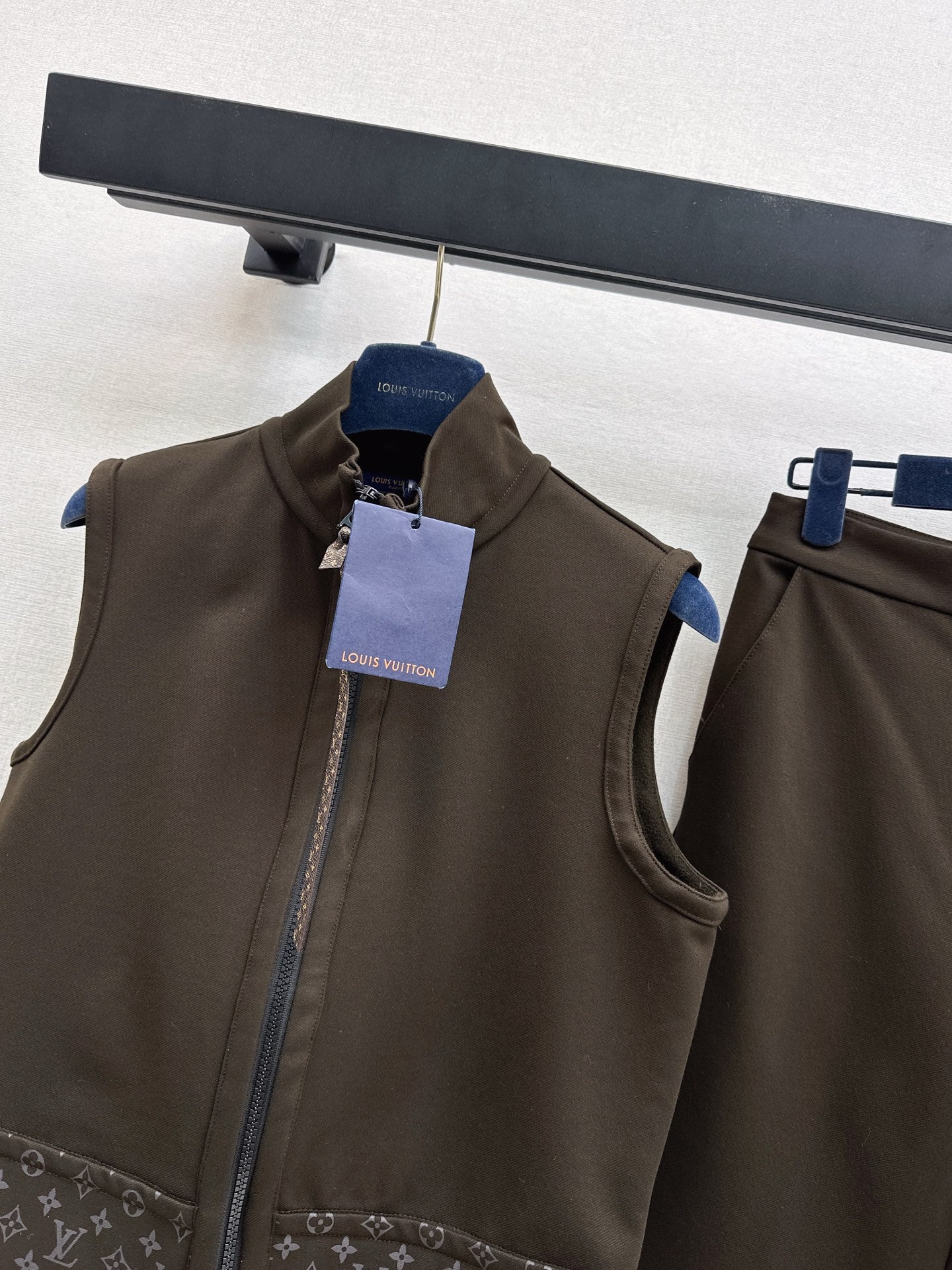 Loui 25fw vest cropped pants set