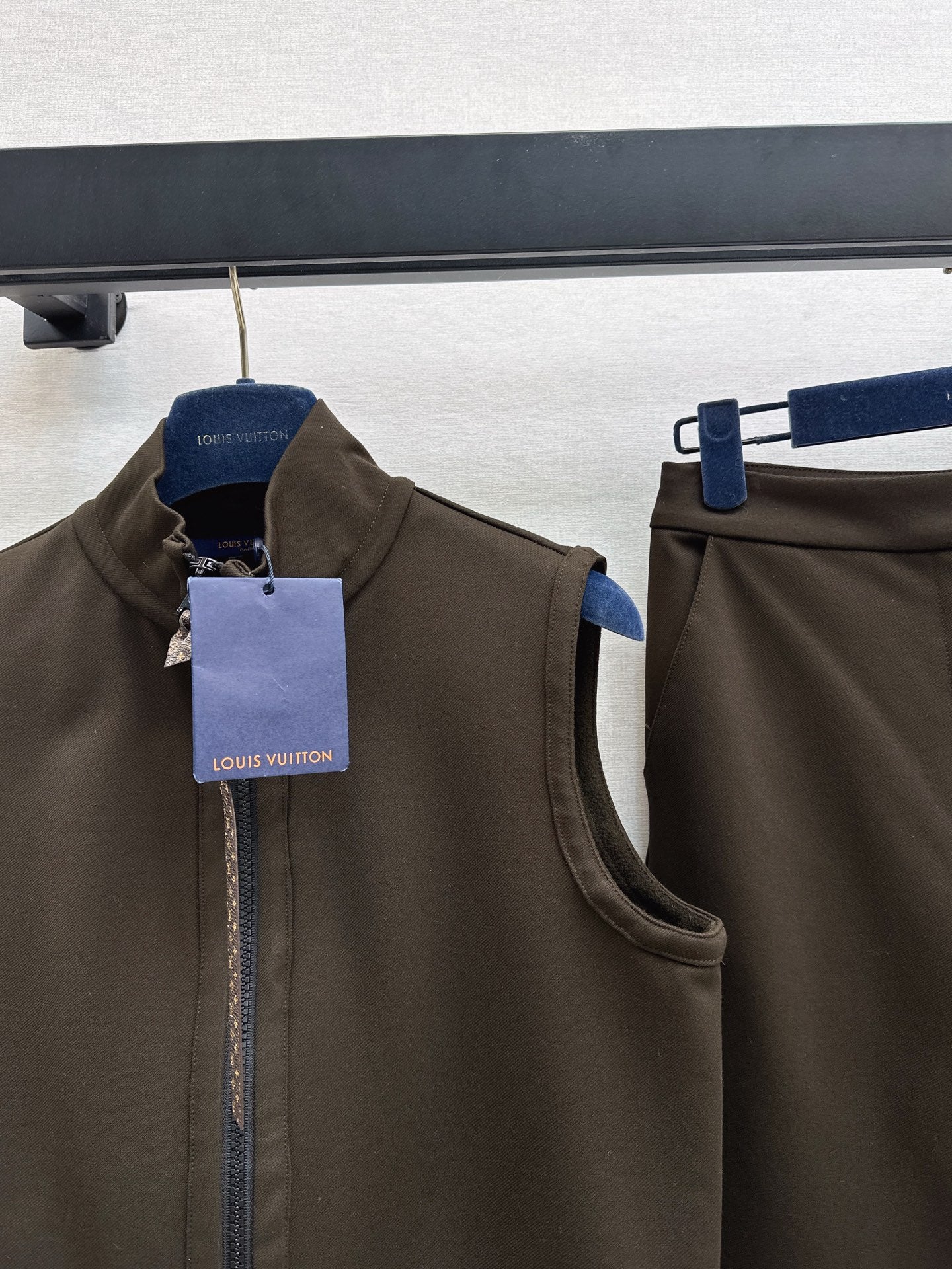 Loui 25fw vest cropped pants set