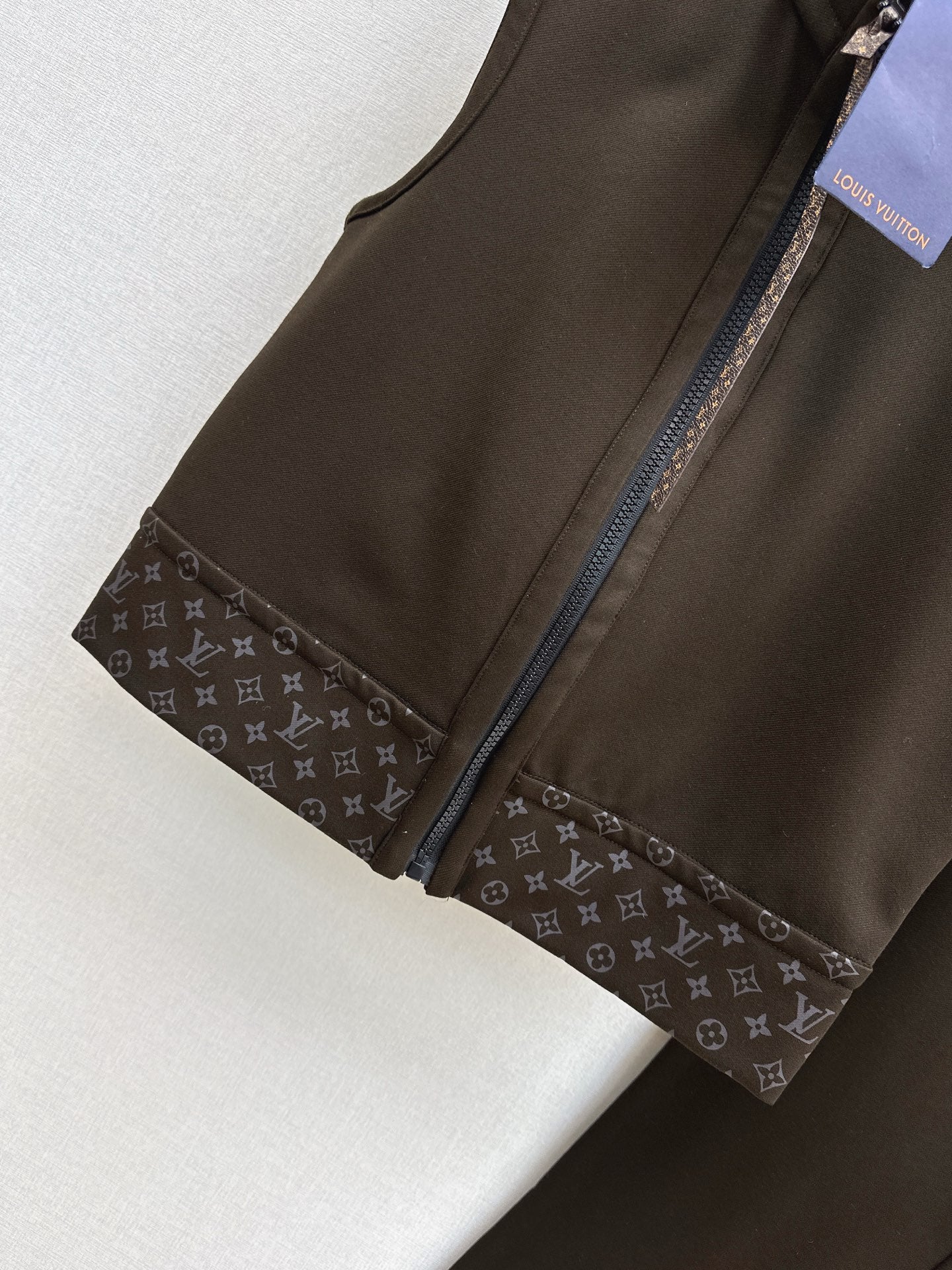 Loui 25fw vest cropped pants set