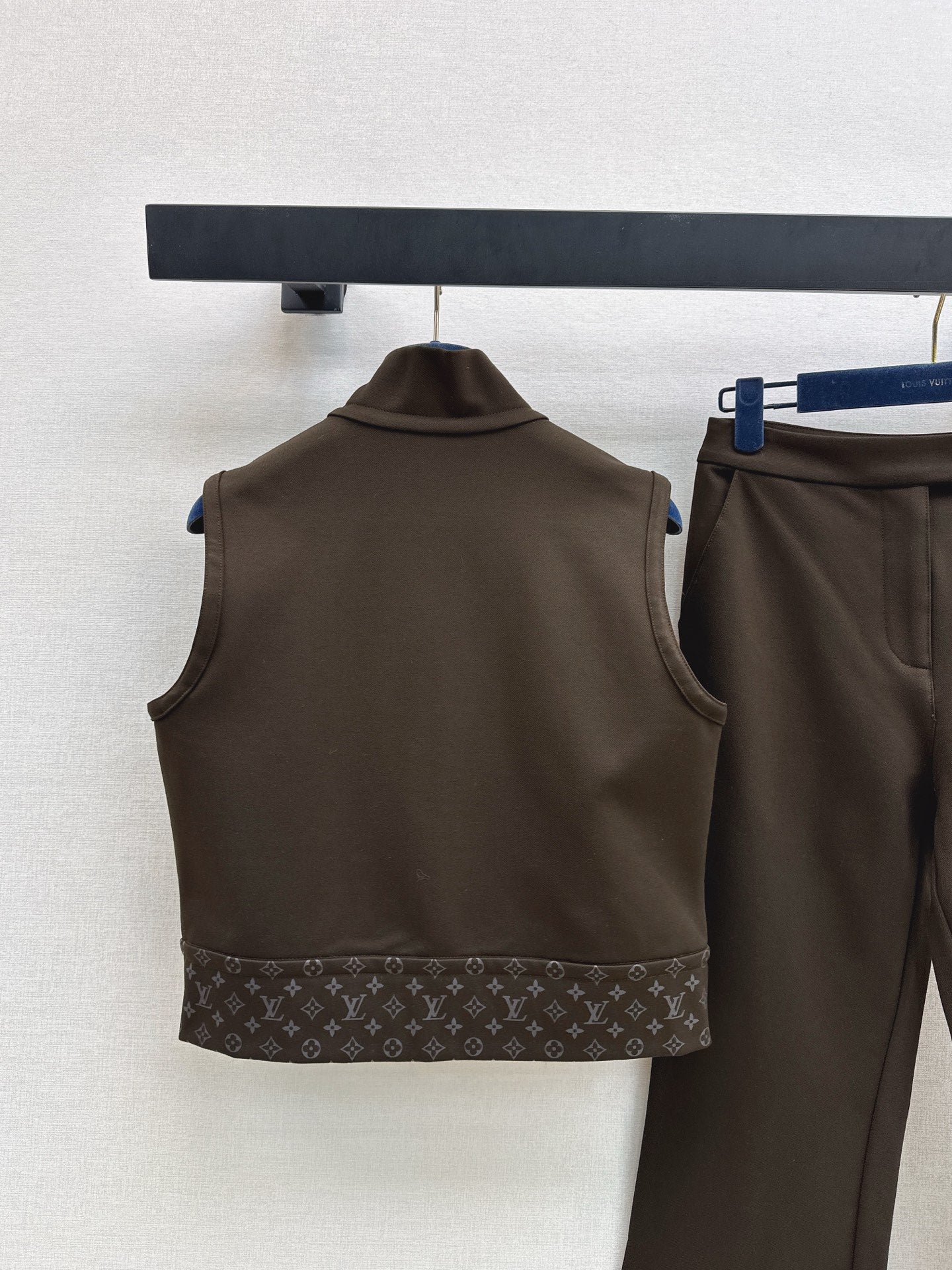 Loui 25fw vest cropped pants set