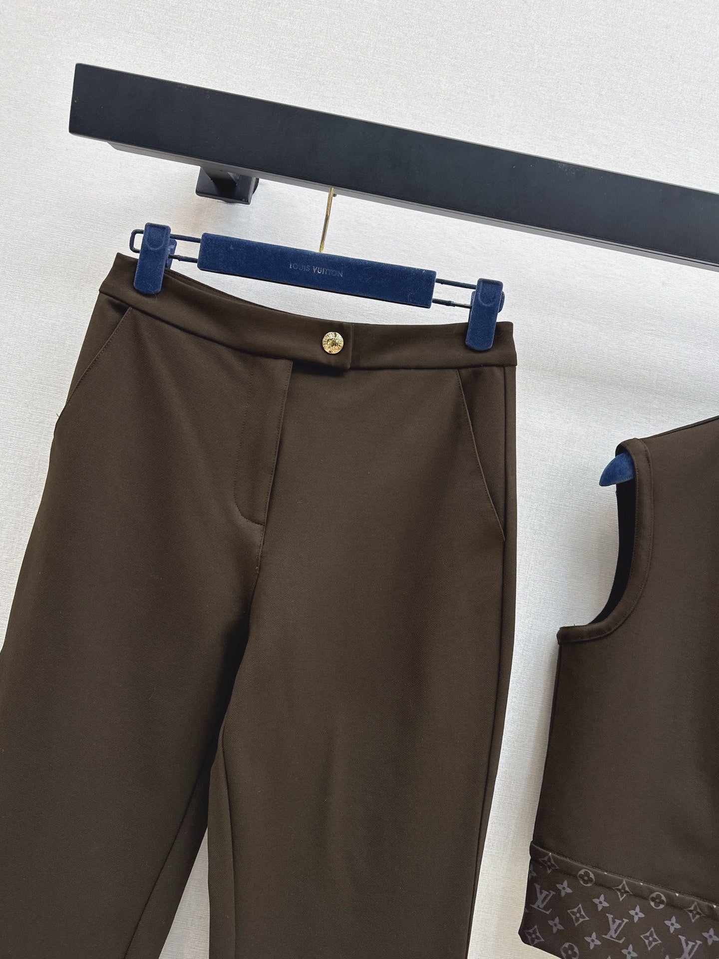 Loui 25fw vest cropped pants set