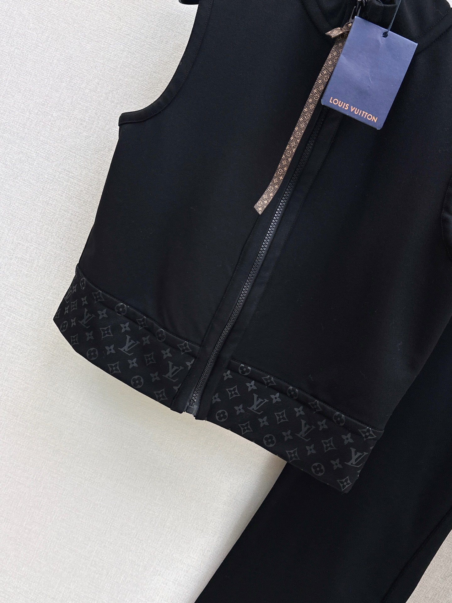 Loui 25fw vest cropped pants set