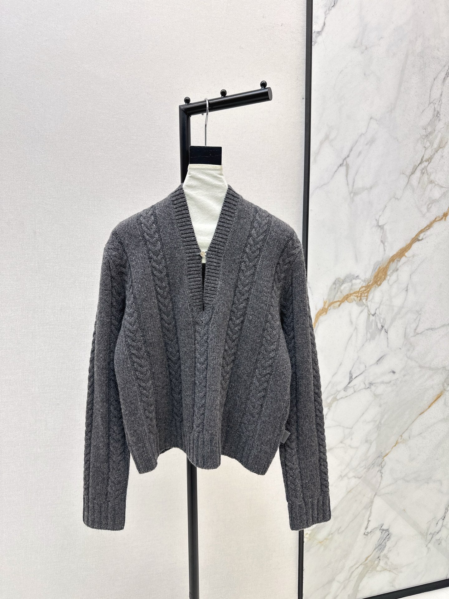 Loe 25fw v-neck sweater