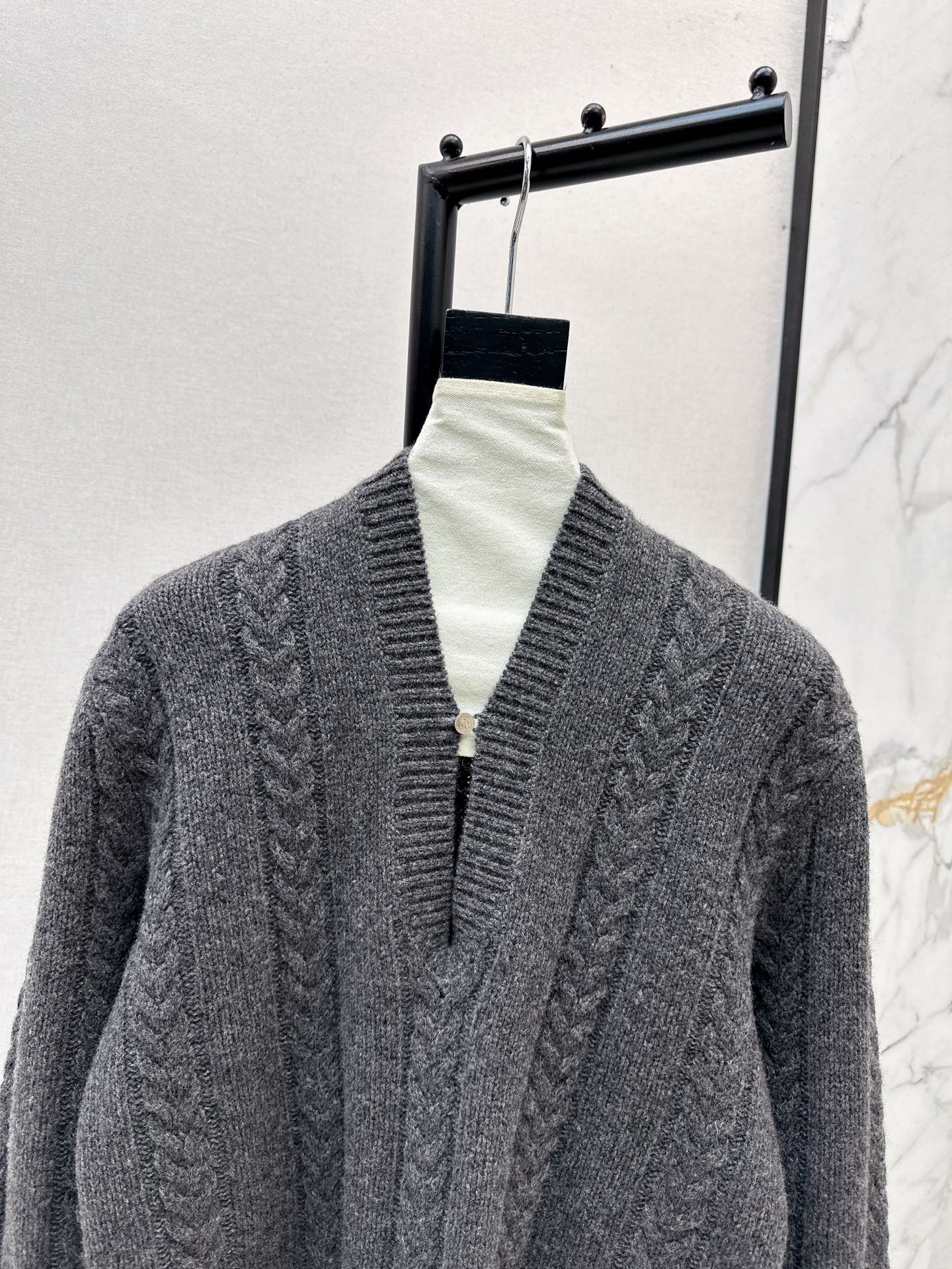 Loe 25fw v-neck sweater