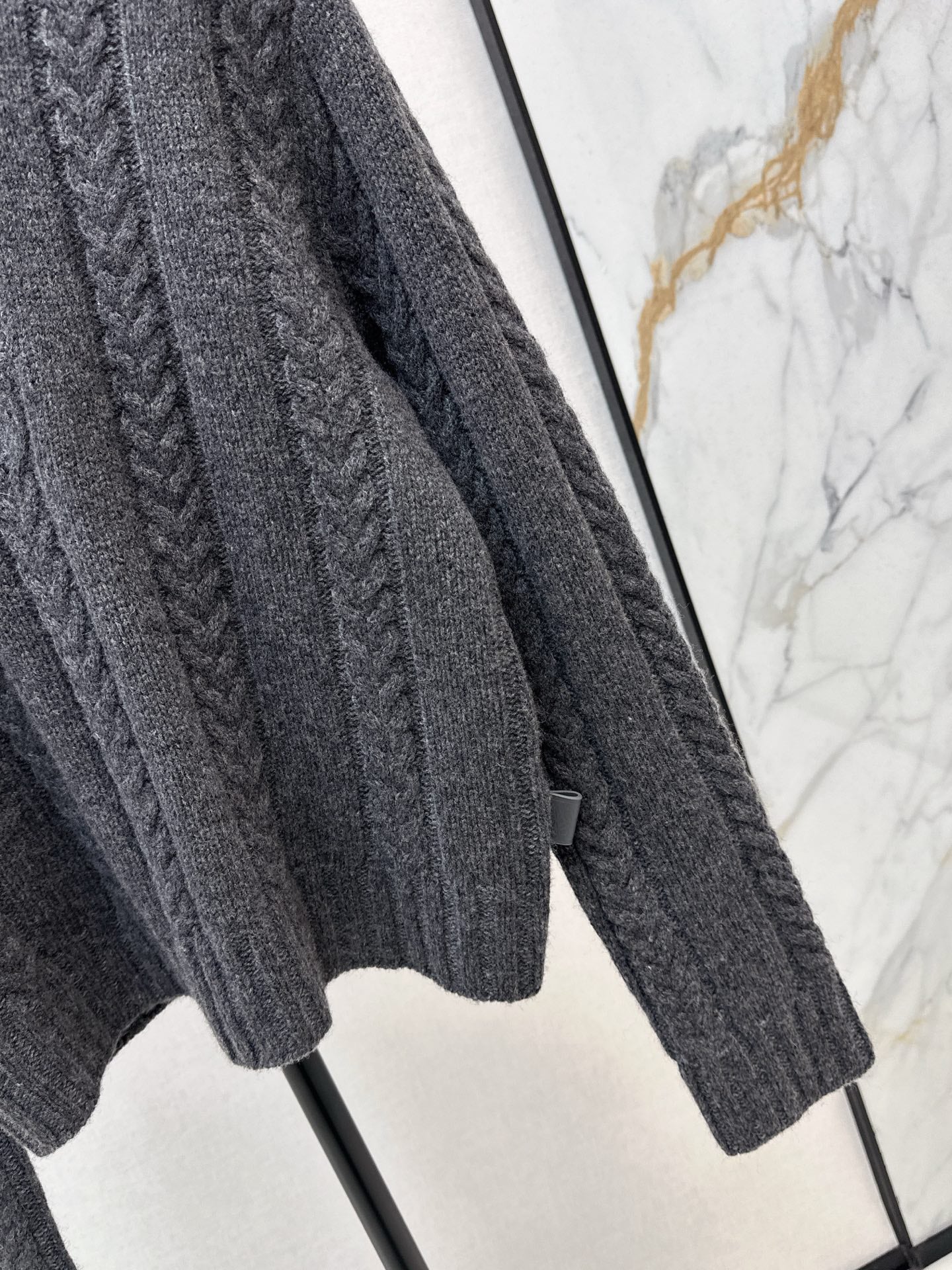 Loe 25fw v-neck sweater
