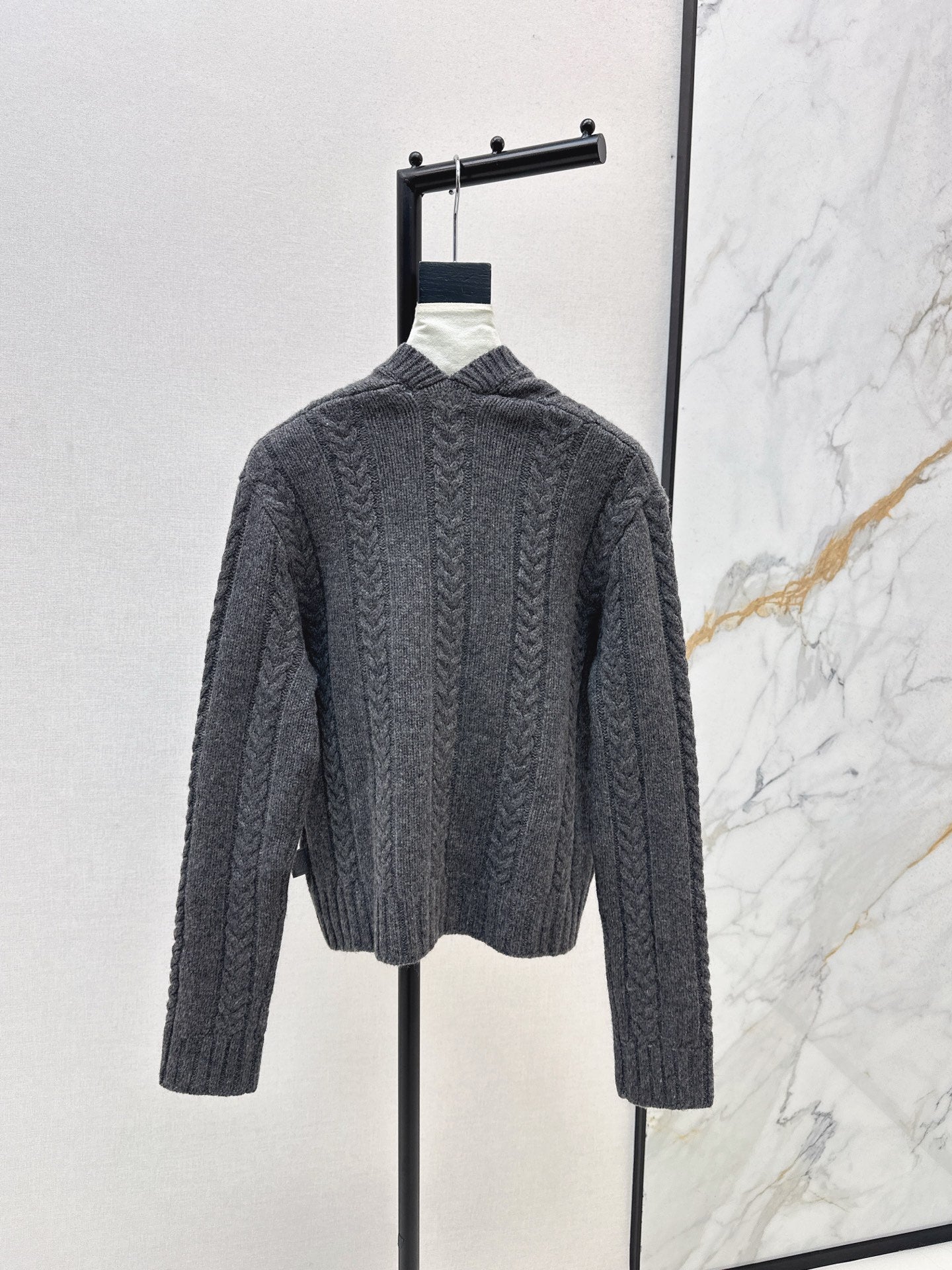 Loe 25fw v-neck sweater