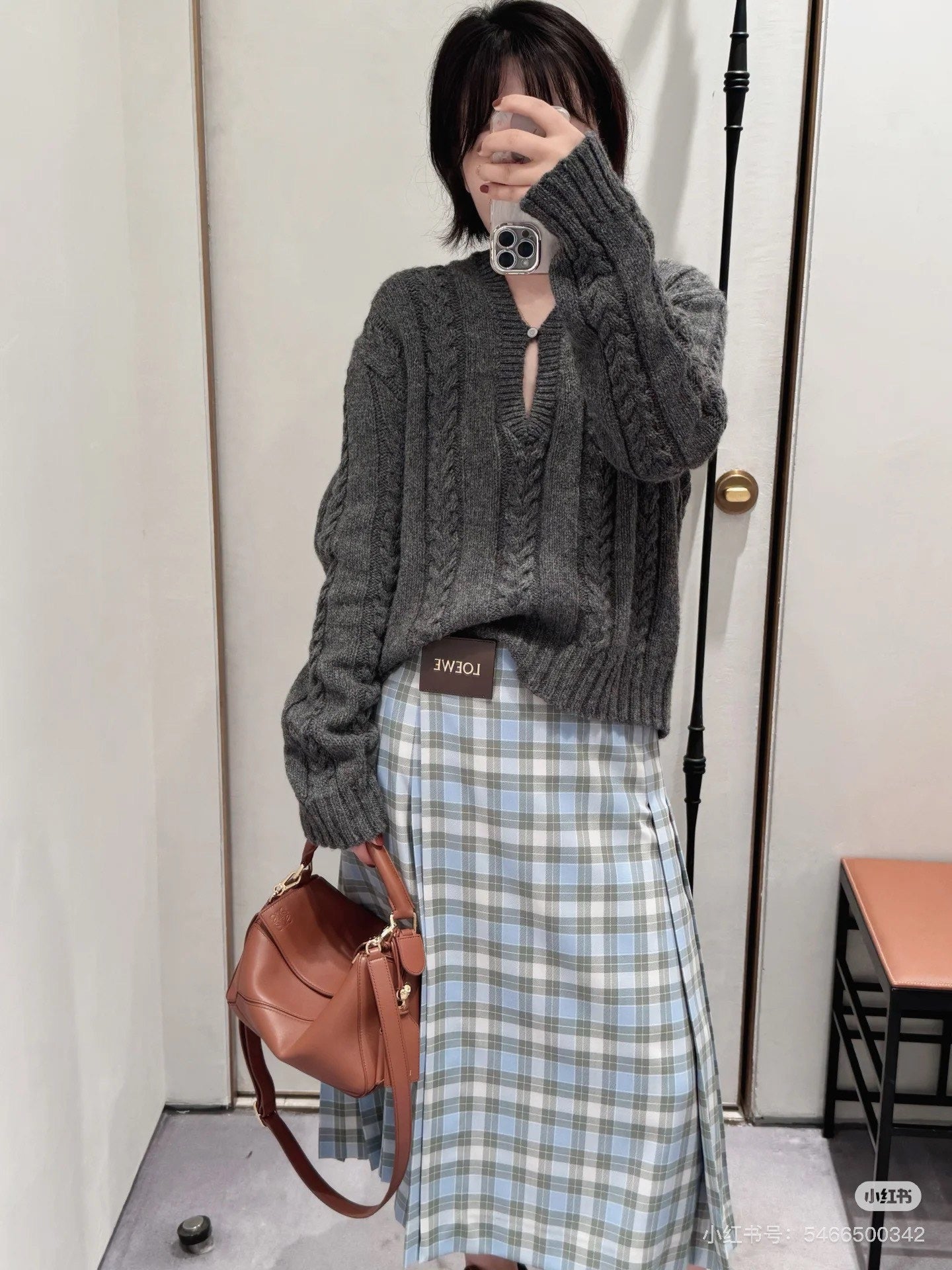 Loe 25fw v-neck sweater