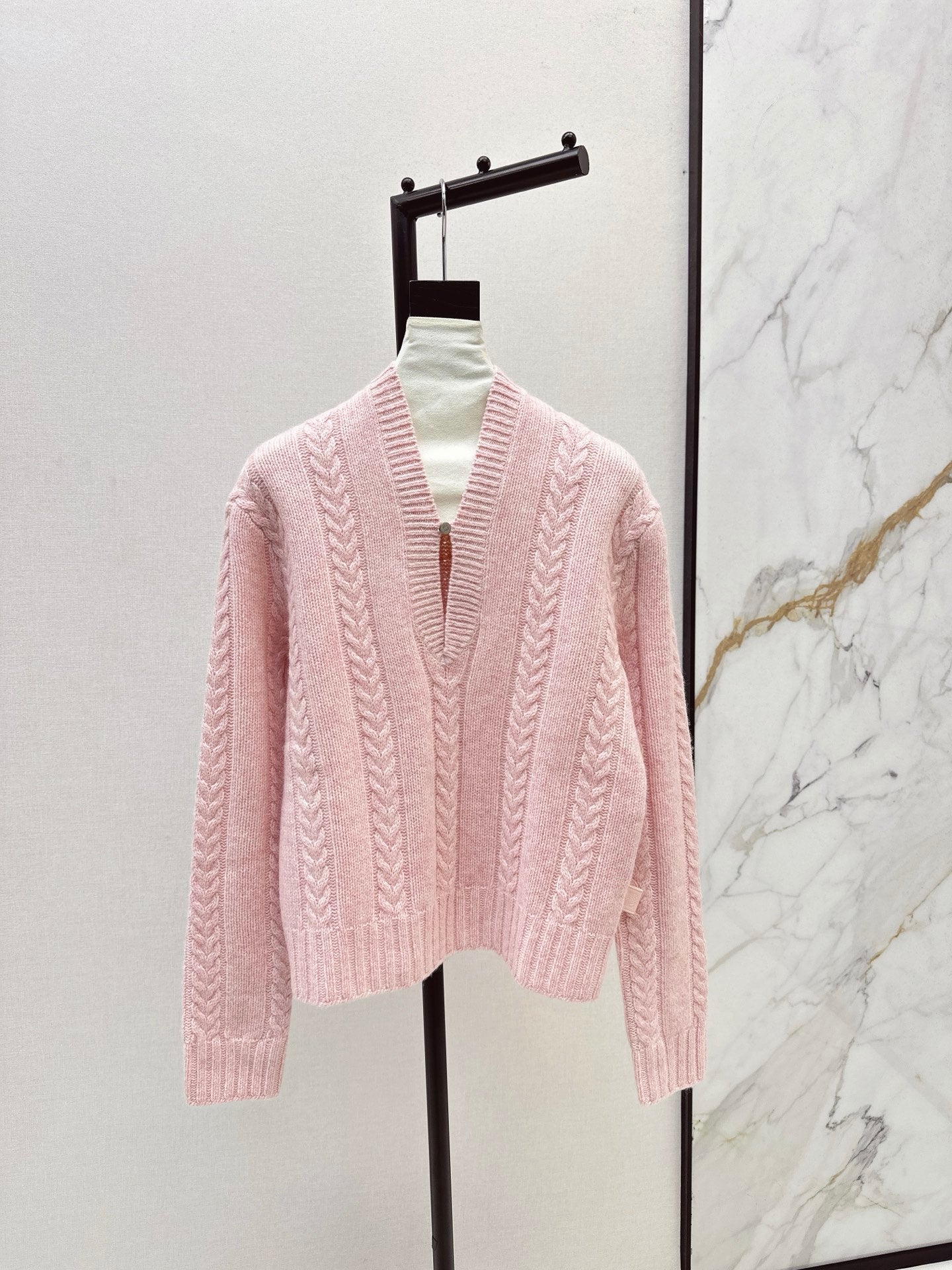 Loe 25fw v-neck sweater