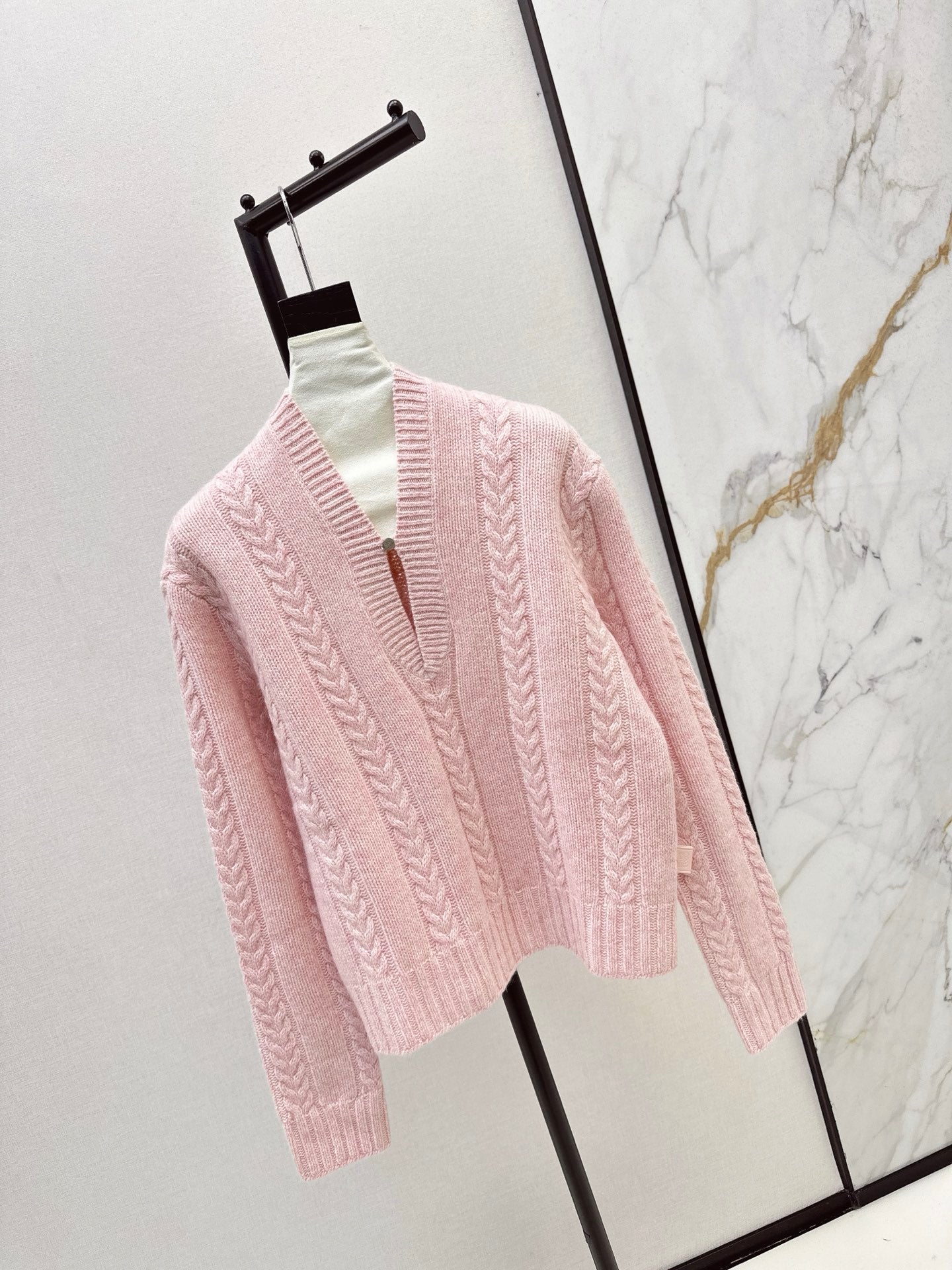 Loe 25fw v-neck sweater