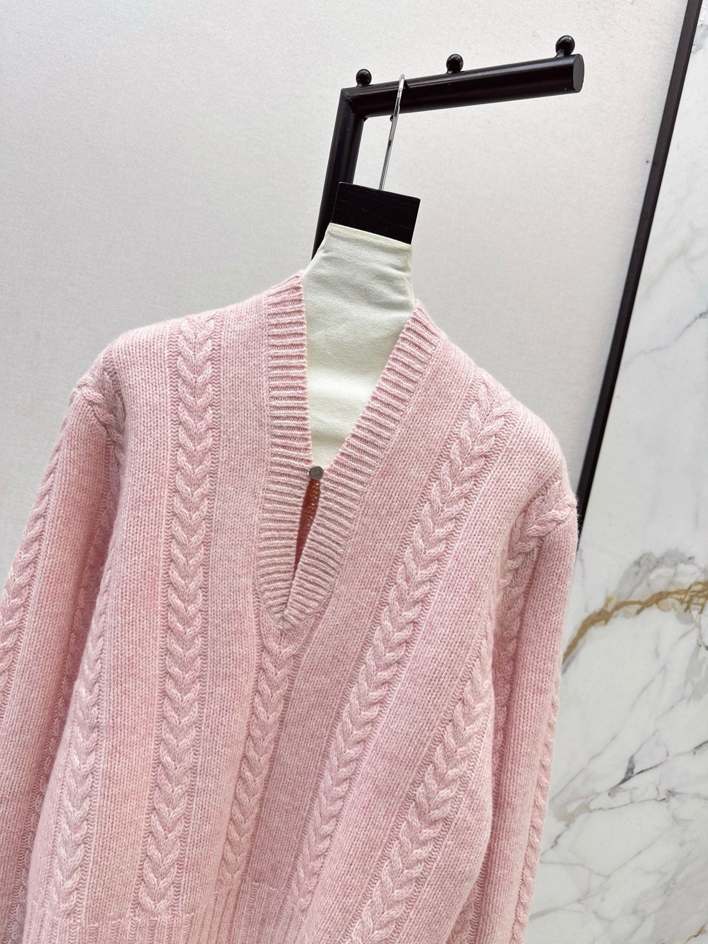 Loe 25fw v-neck sweater