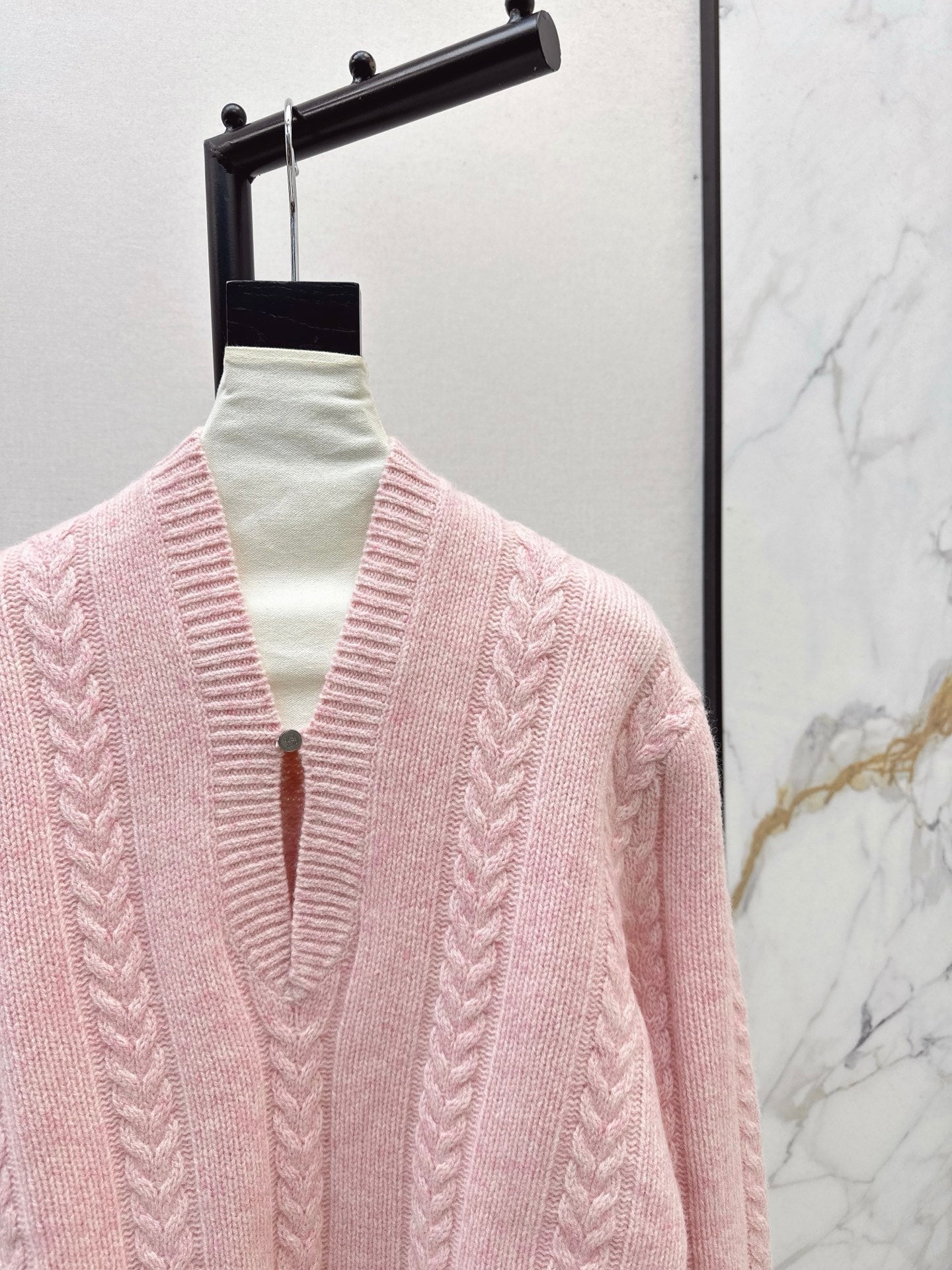 Loe 25fw v-neck sweater