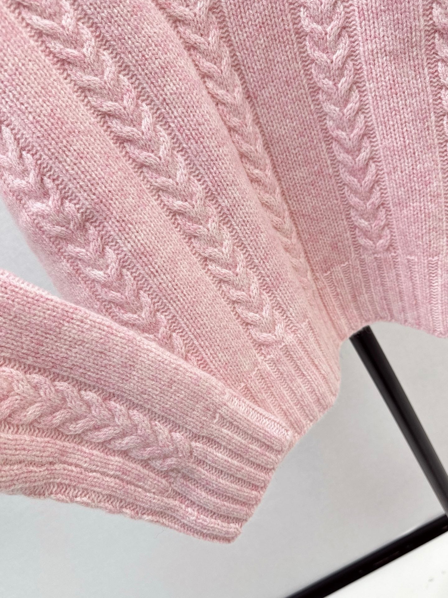 Loe 25fw v-neck sweater