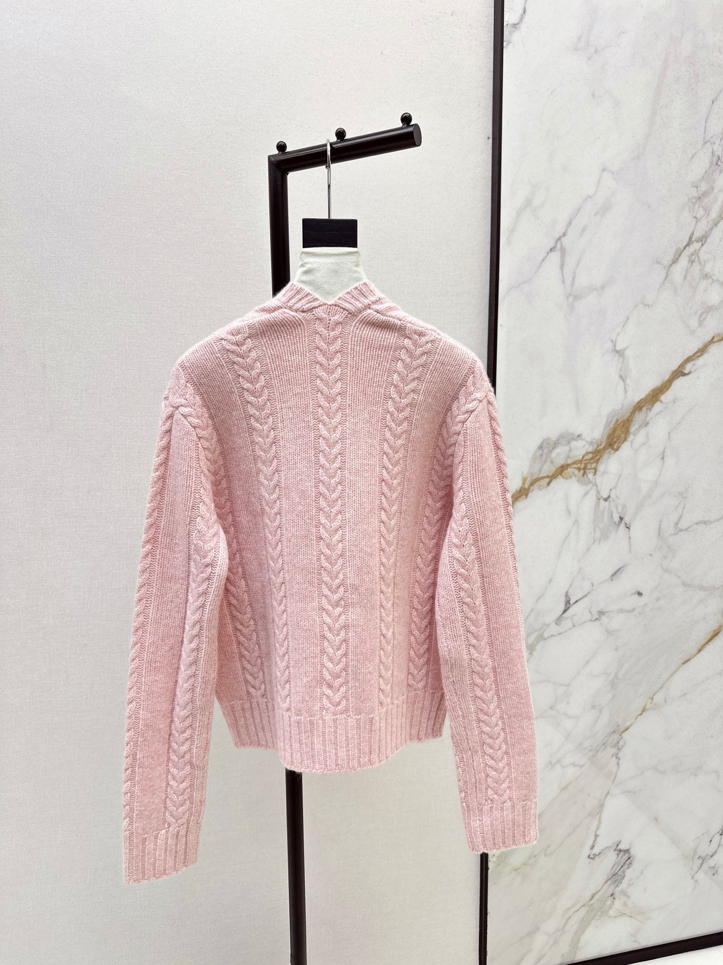 Loe 25fw v-neck sweater