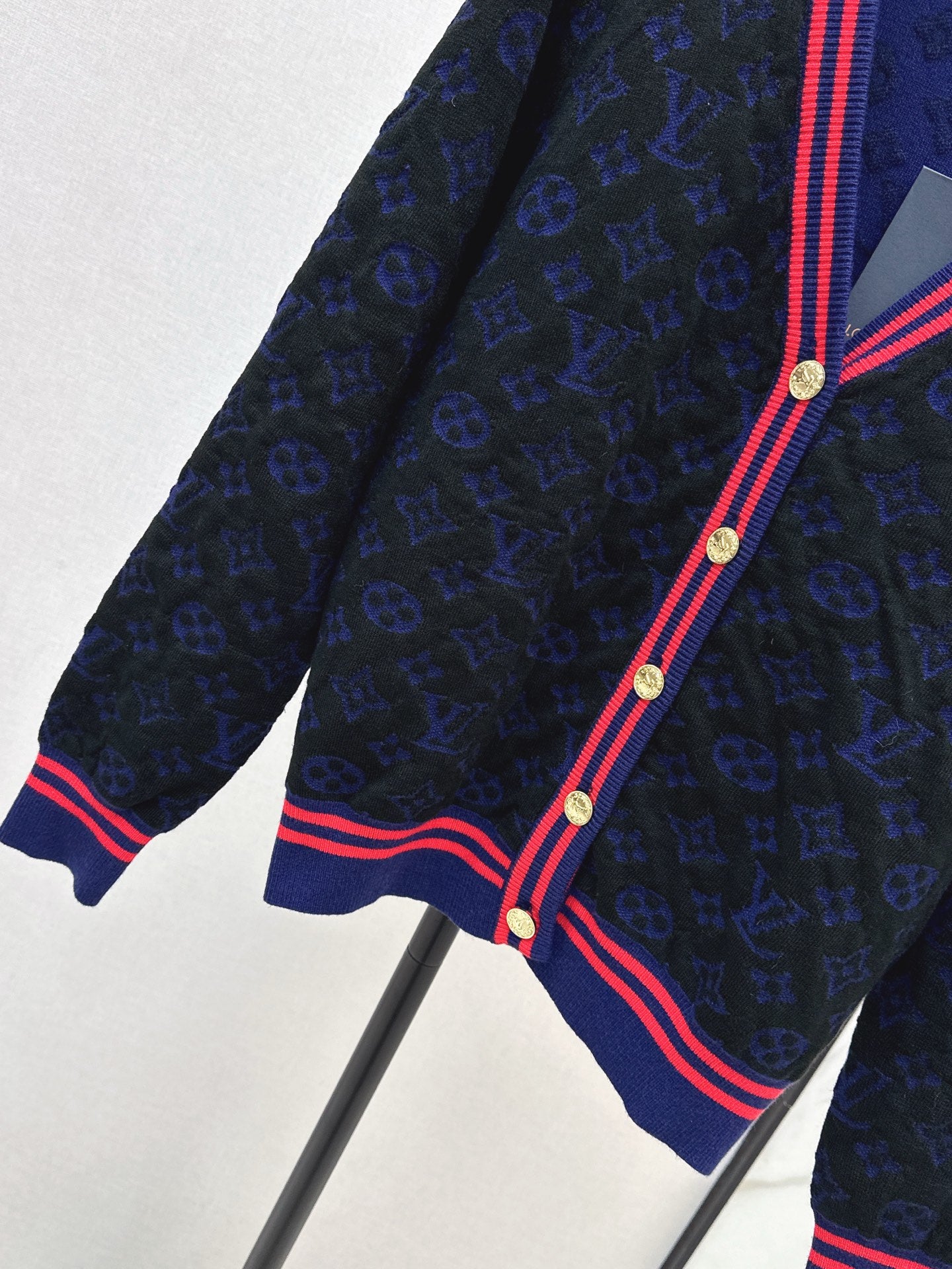 Loui 25fw v-neck cardigan