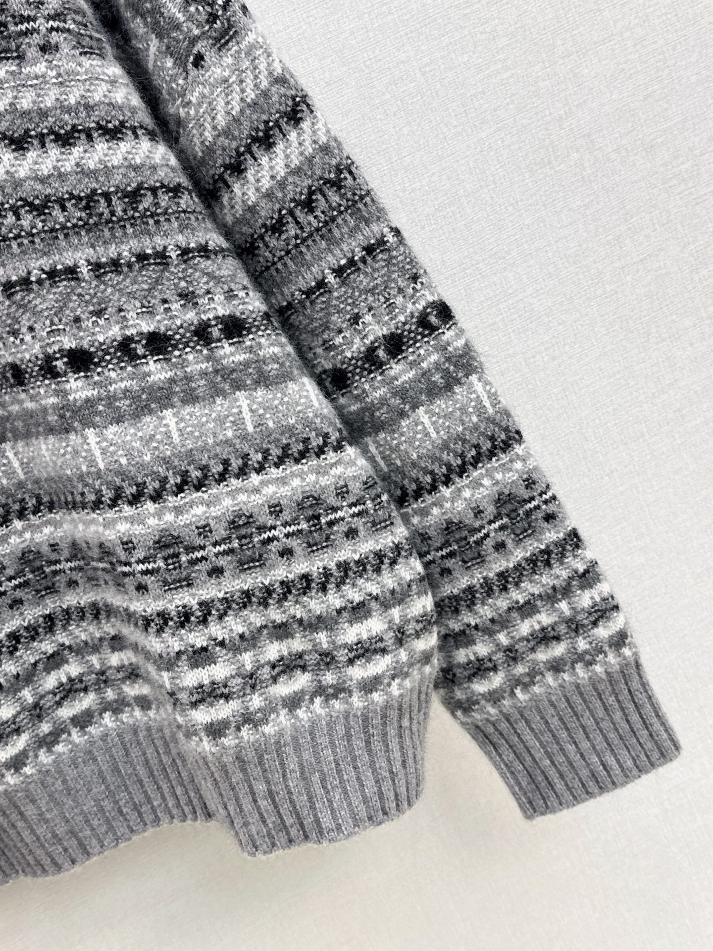 Loro 25fw knitted sweater