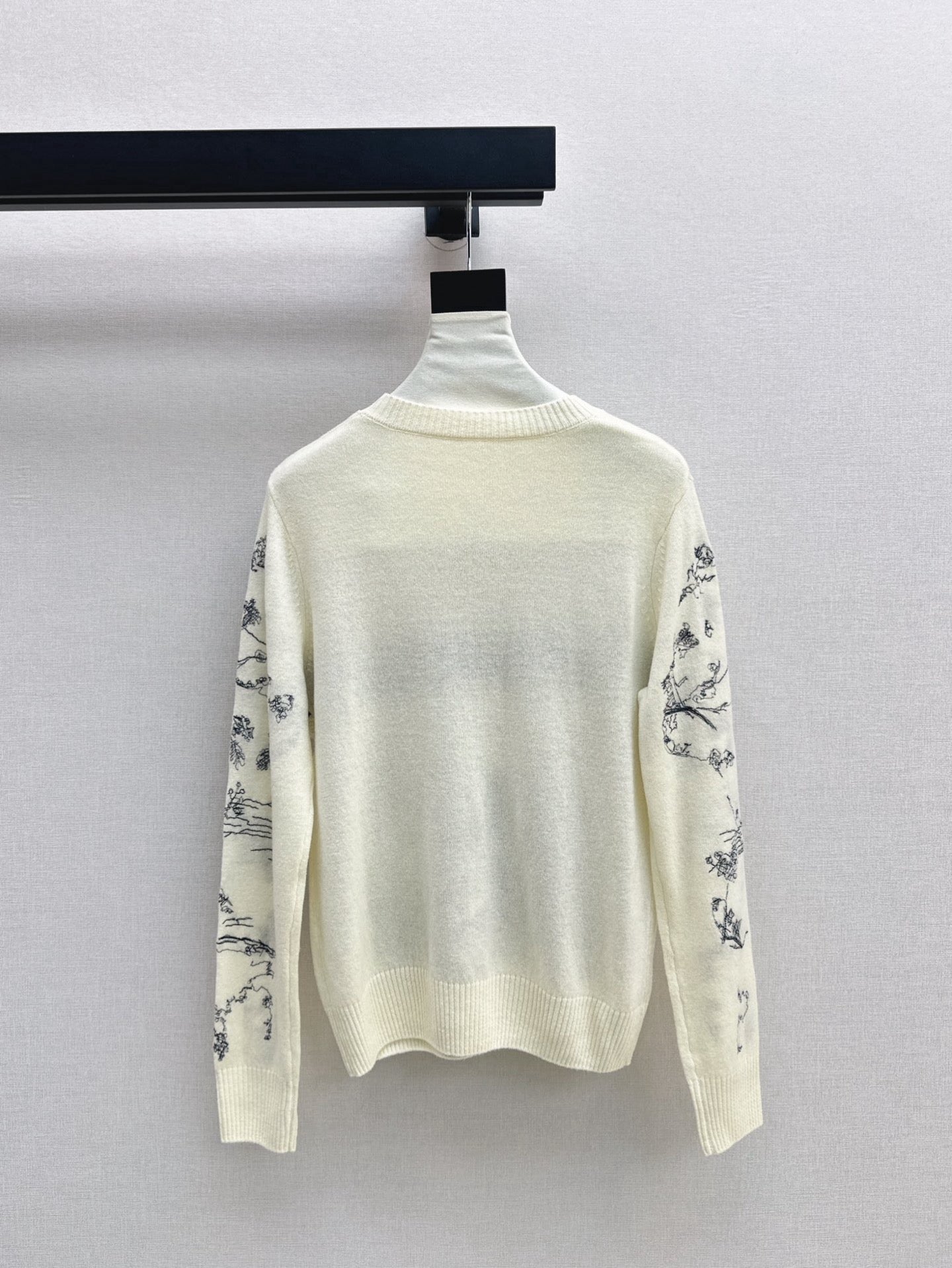 CD 25fw embroidery sweater