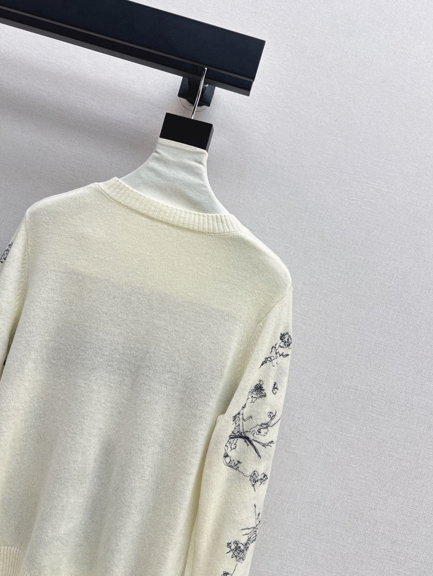 CD 25fw embroidery sweater