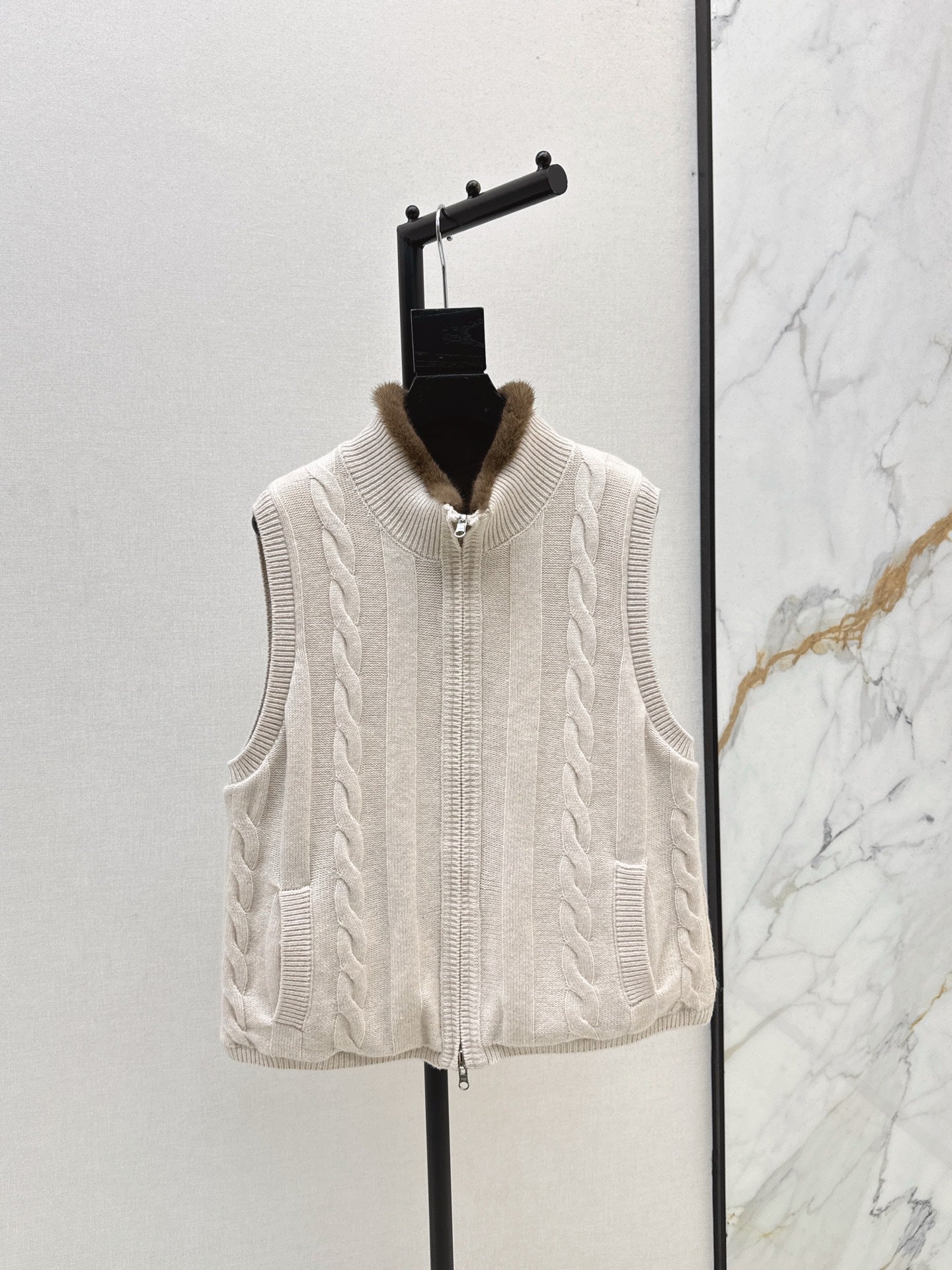 Loro 25fw reversible vest