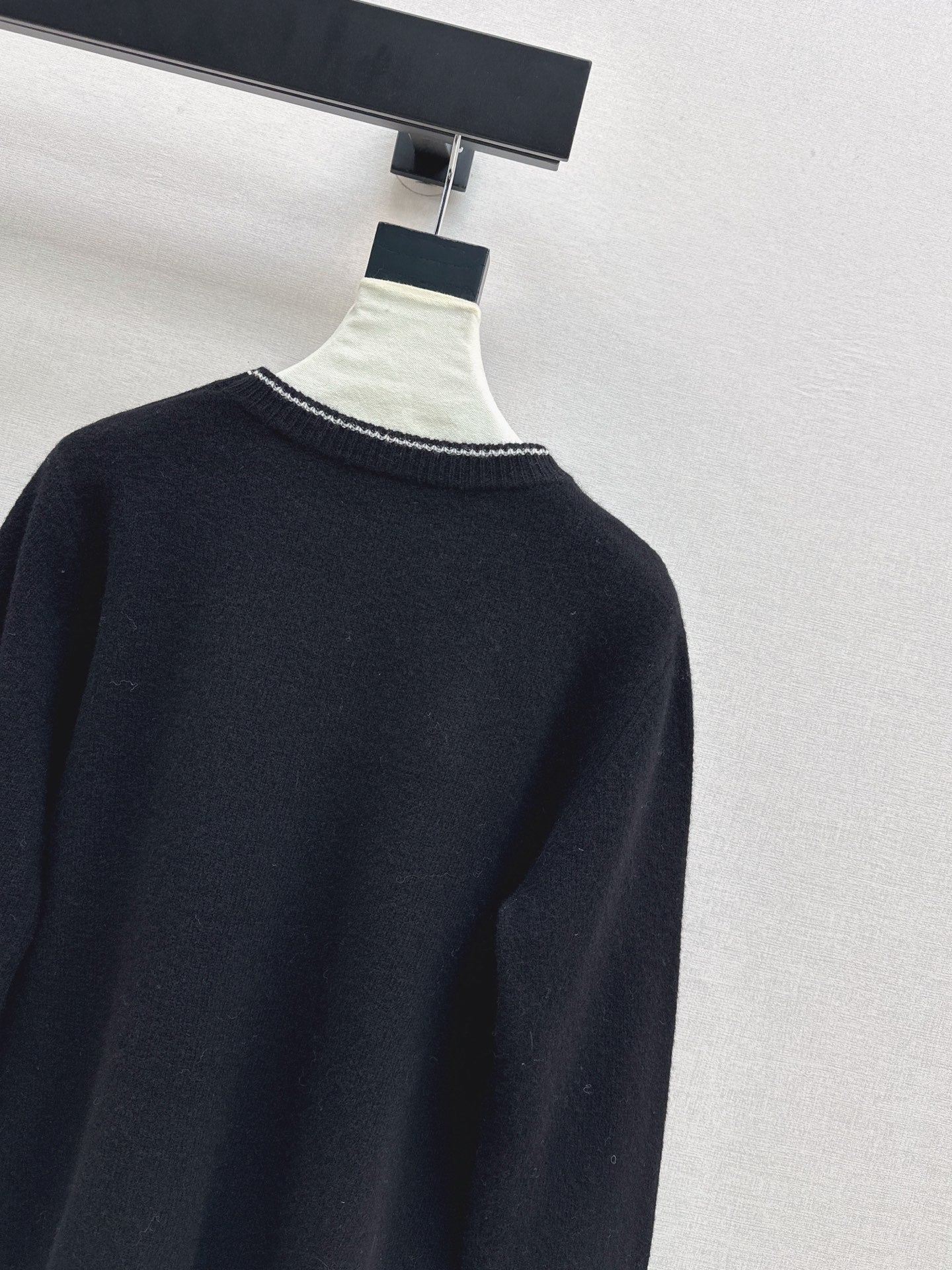 CD 25fw embroidery sweater