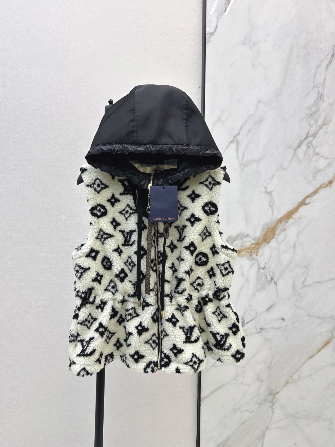 Loui 25fw hooded vest