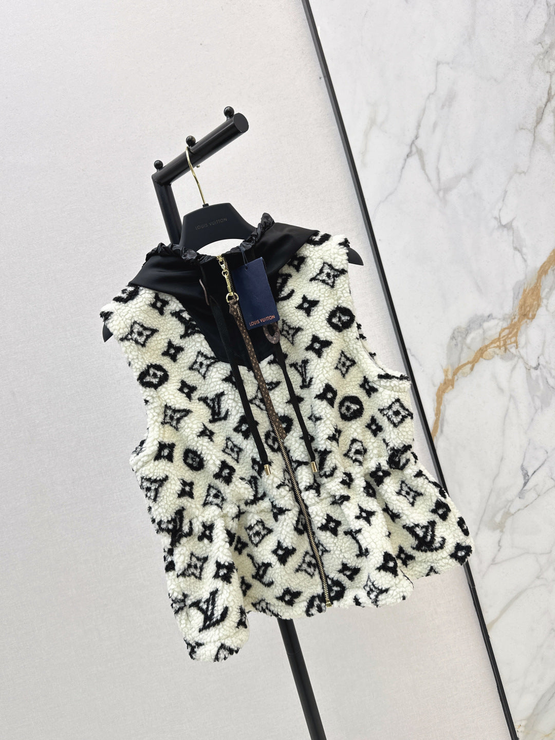 Loui 25fw hooded vest