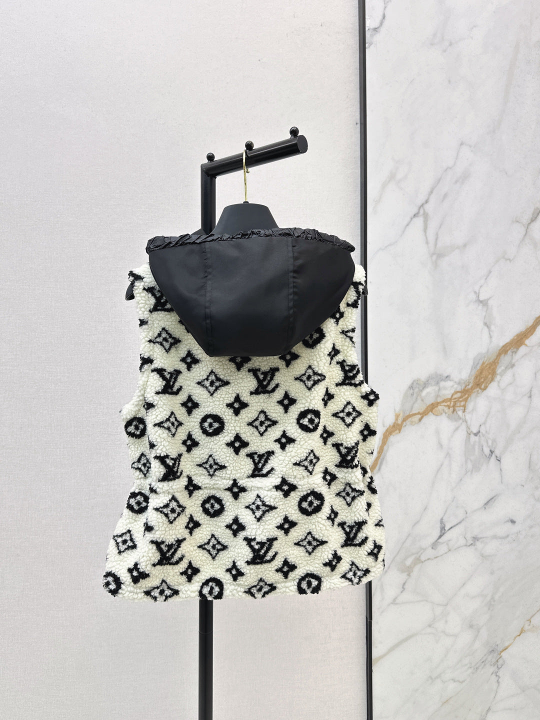 Loui 25fw hooded vest