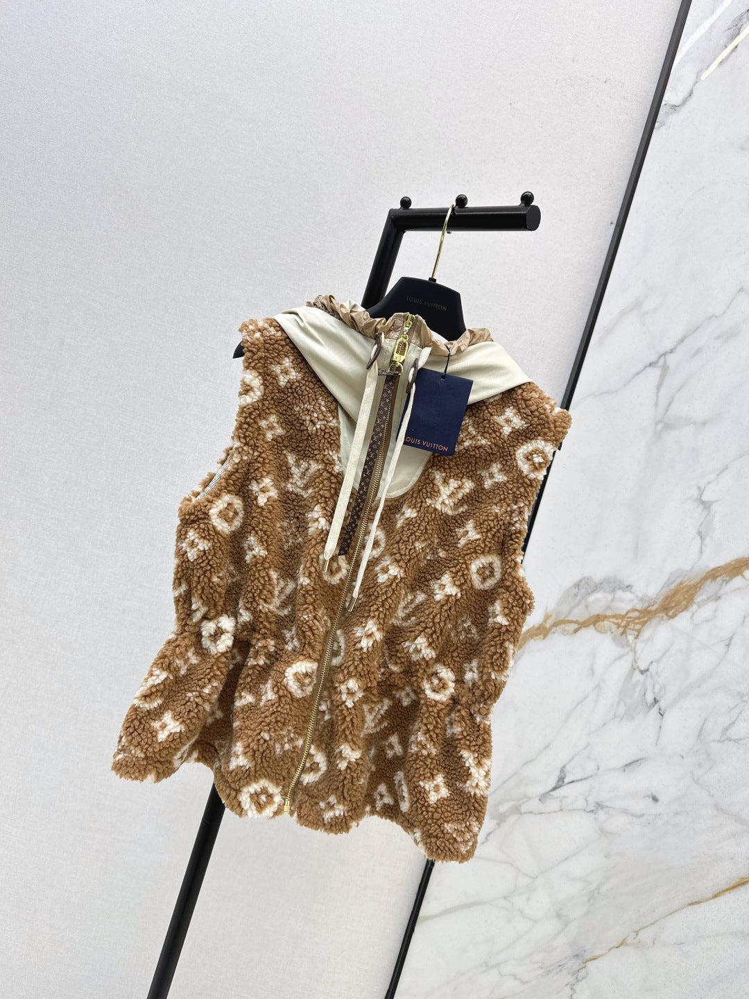 Loui 25fw hooded vest