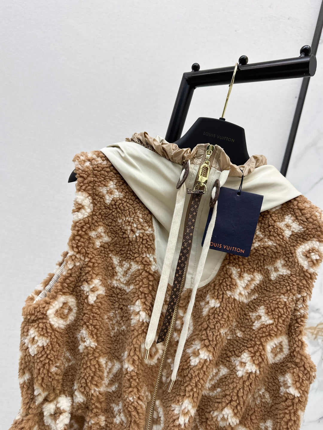 Loui 25fw hooded vest