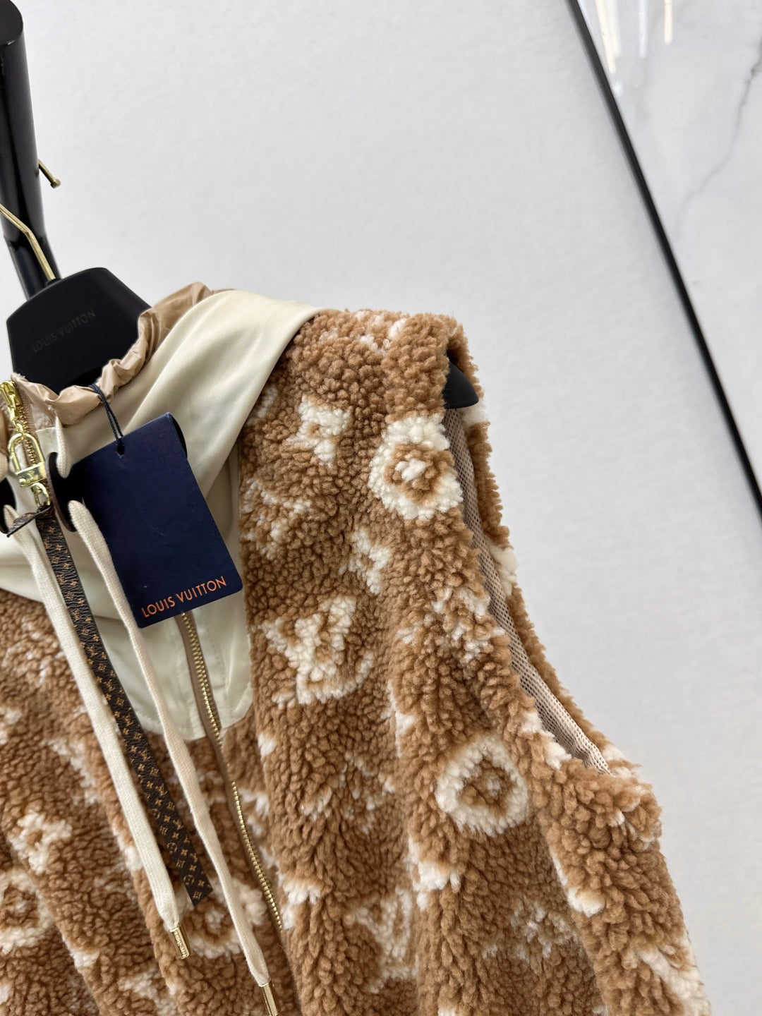 Loui 25fw hooded vest