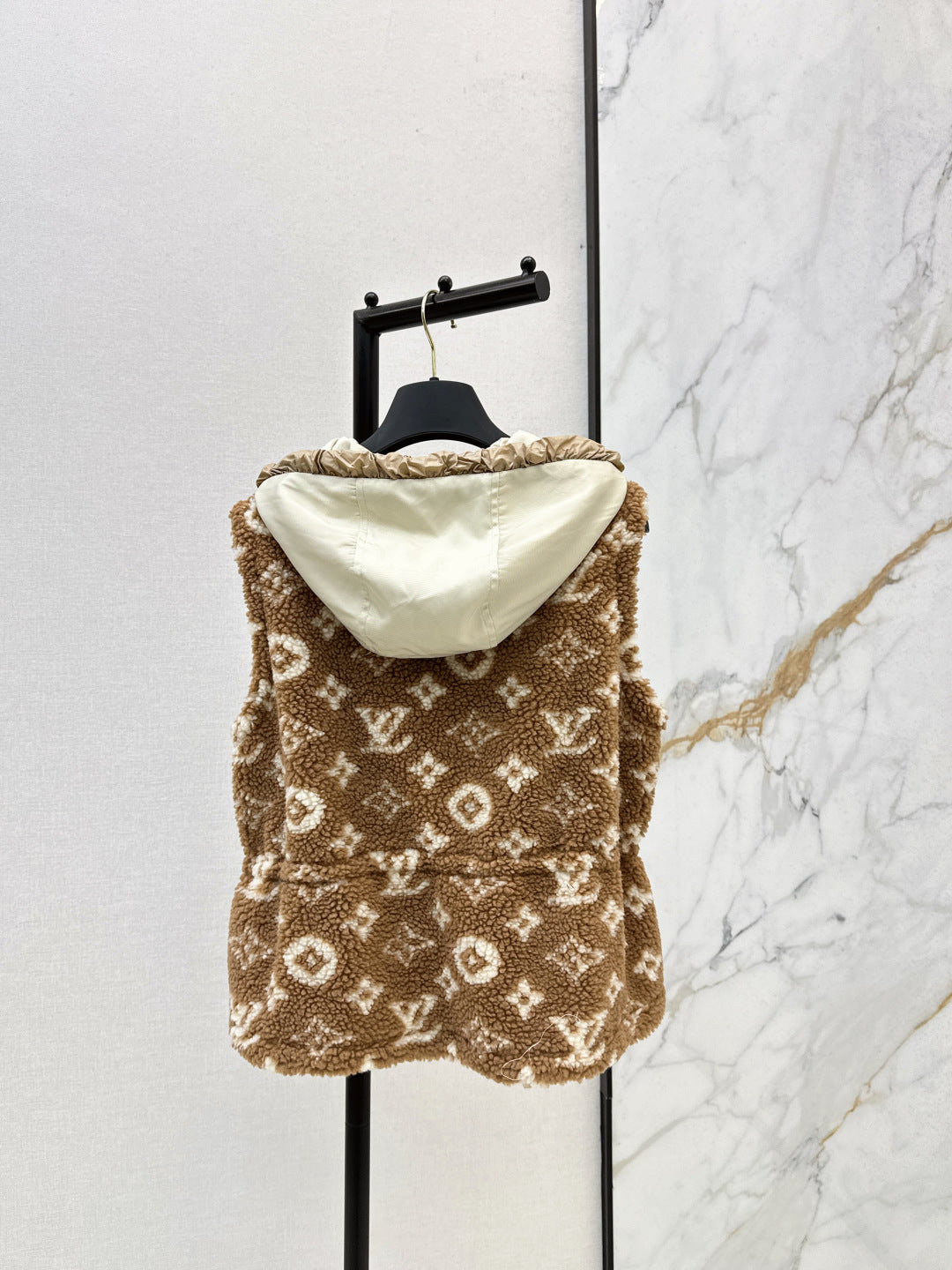 Loui 25fw hooded vest