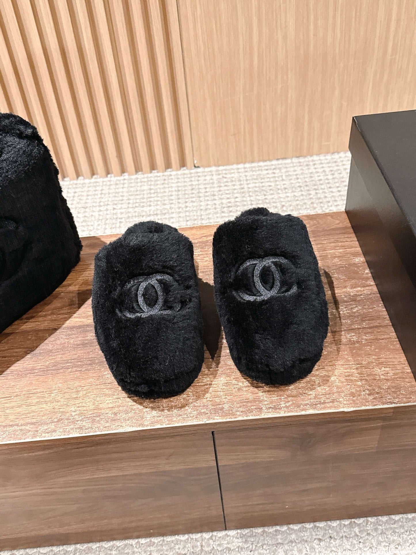 Chan 25fw fluffy slippers
