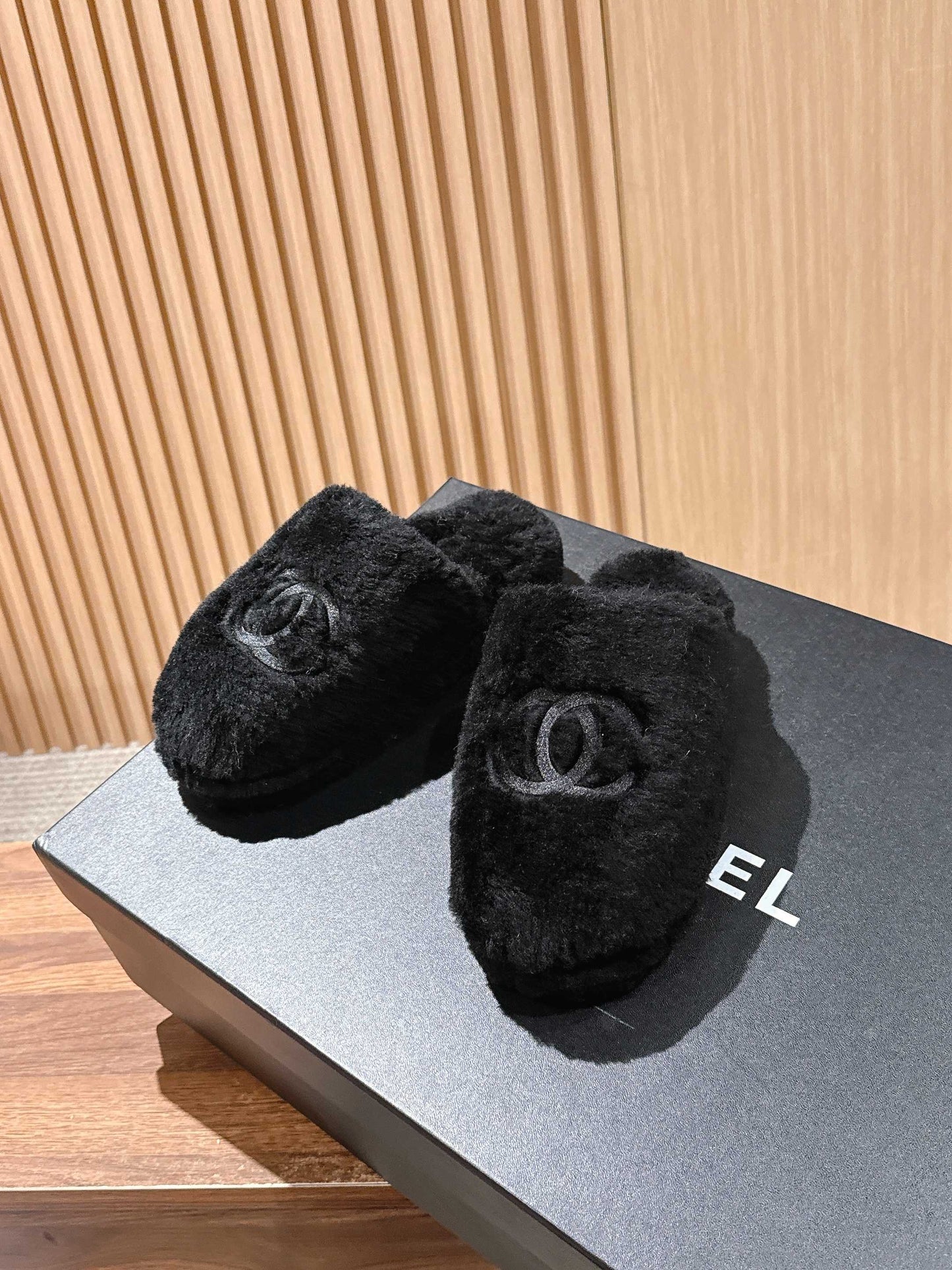 Chan 25fw fluffy slippers