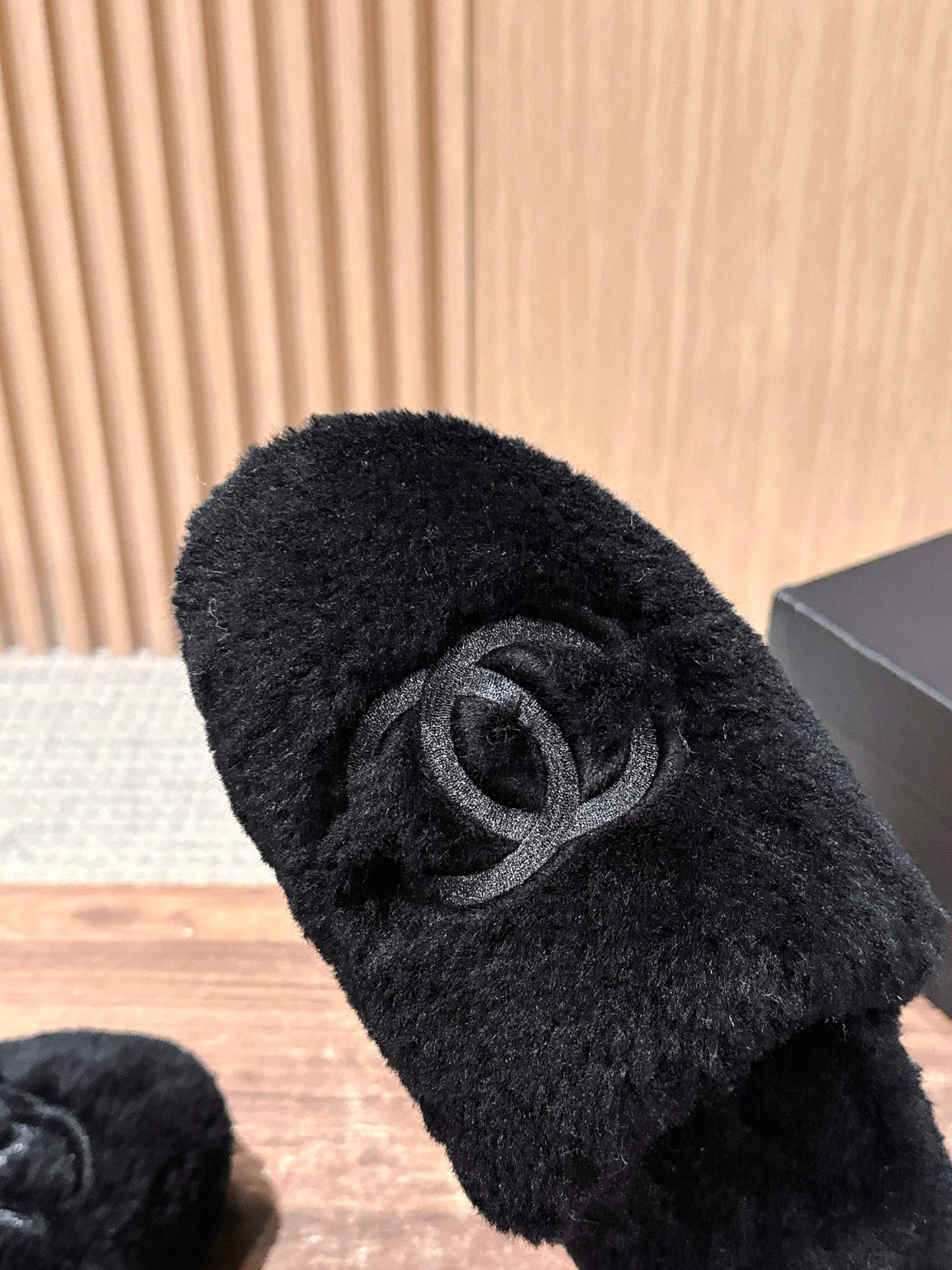 Chan 25fw fluffy slippers